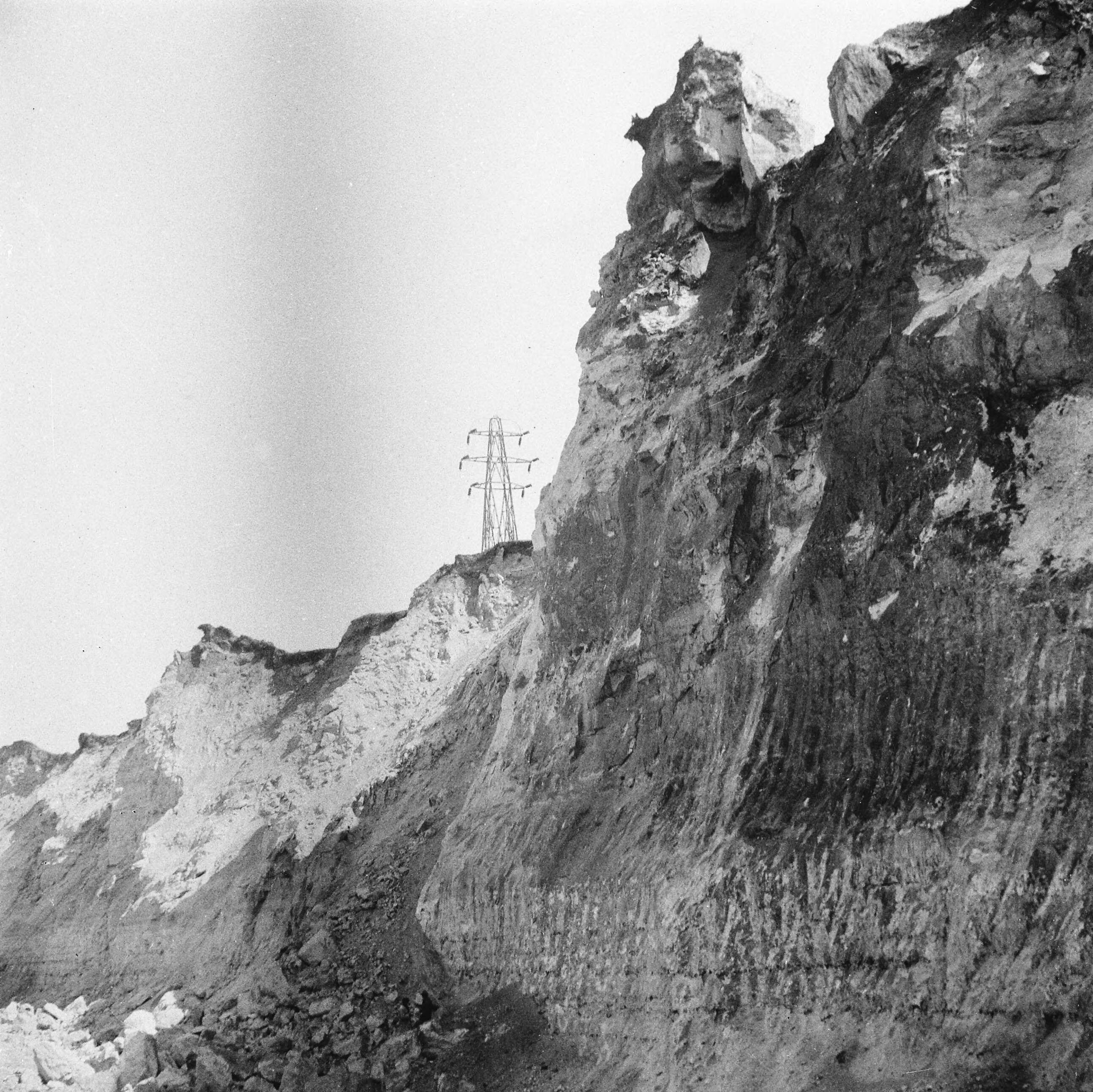 Fotocollectie Arbeidsinspectie — 6x6 Mergelwand in Maastrichts krijt; wandhoogte ca. 25-30 meter (groeve ENCI Sint Pietersberg Maastricht) — Foto: Onbekend / Publiek Domein of Rechtenvrij. Licentie: Set B: Rechtenvrij / Publiek Domein. Bron: Nationaal Archief. http://hdl.handle.net/10648/ad9f54ba-d0b4-102d-bcf8-003048976d84