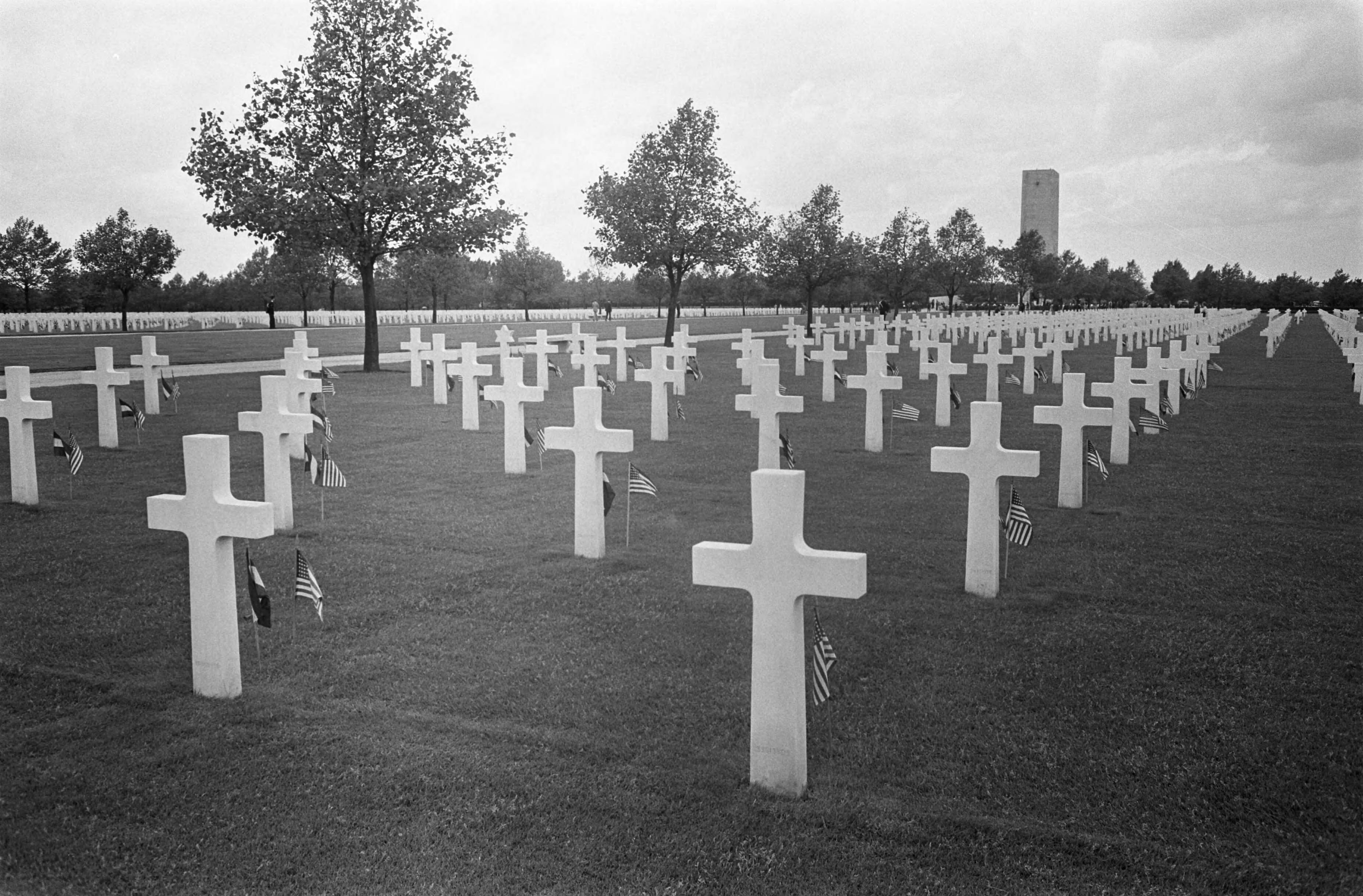 Fotocollectie Anefo — Memorial Day op Margratens erebegraafplaats de begraafplaats — Foto: Koch, Eric / Anefo. Licentie: Set B: Rechtenvrij / Publiek Domein. Bron: Nationaal Archief. http://hdl.handle.net/10648/ab6c155c-d0b4-102d-bcf8-003048976d84