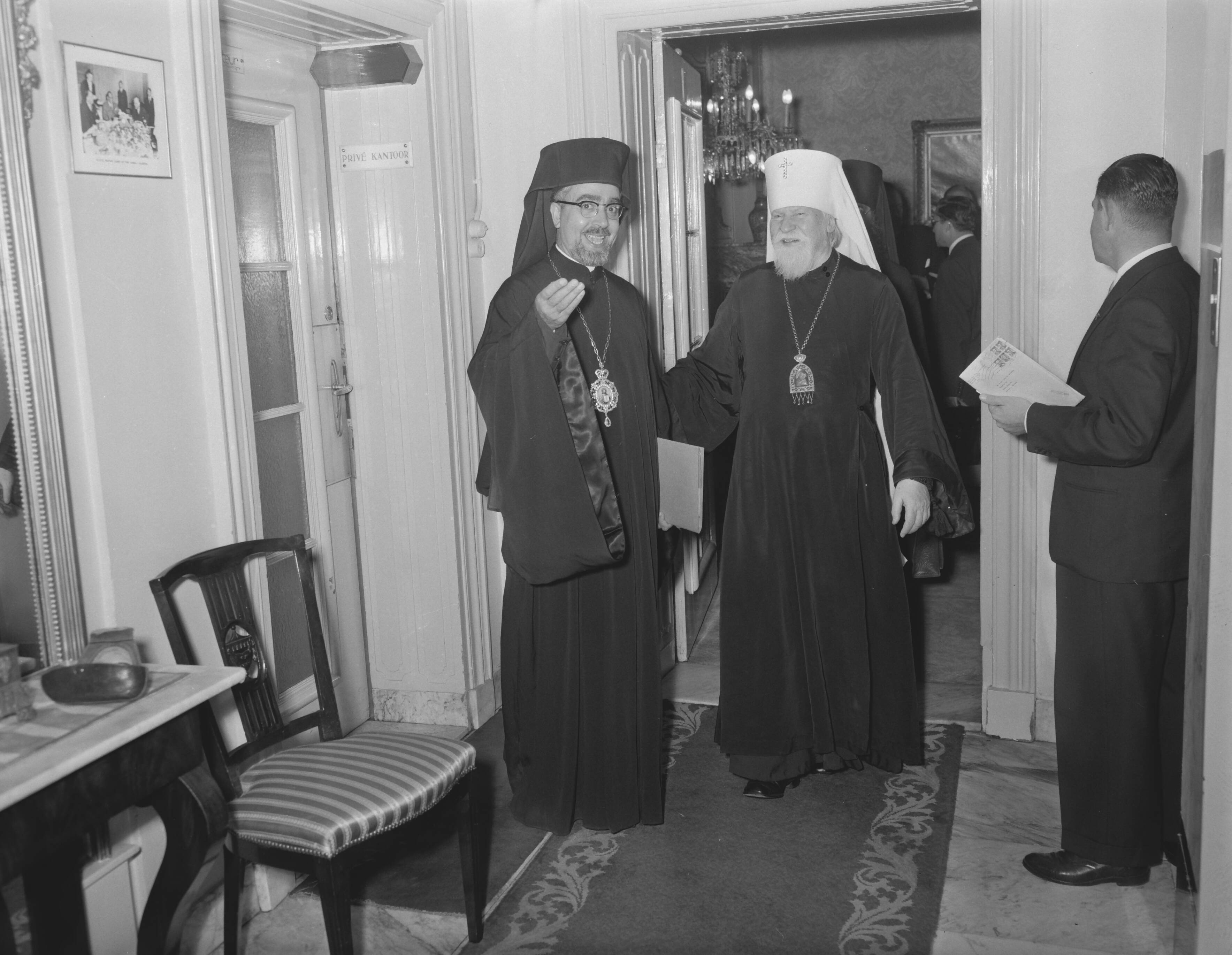 Fotocollectie Anefo — Gesprek Wereldraad van Kerken en de Russisch Orthodoxe Kerk te Utrecht, De metropoliet James van Melita en de metropoliet Nikolaj van Kroetitsky en Colomna — Foto: Behrens, Herbert F. / Anefo. Licentie: Set B: Rechtenvrij / Publiek Domein. Bron: Nationaal Archief. http://hdl.handle.net/10648/a9822538-d0b4-102d-bcf8-003048976d84