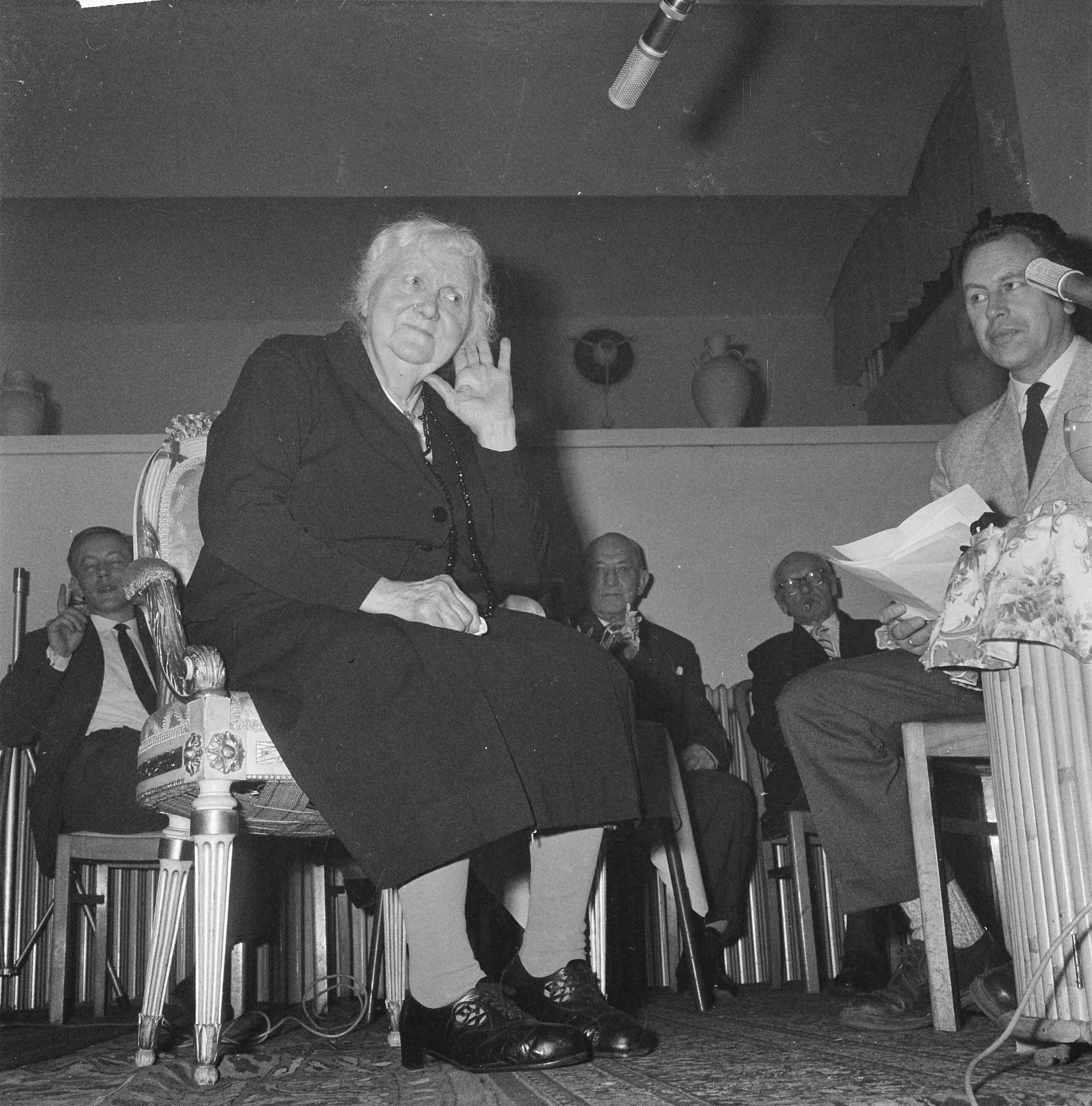 Fotocollectie Anefo — VARA-radioprogramma "Dit is uw Leven". mevrouw H. ter Hall-Köhler — Foto: Nijs, Jac. de / Anefo. Licentie: Set B: Rechtenvrij / Publiek Domein. Bron: Nationaal Archief. http://hdl.handle.net/10648/a9f7e110-d0b4-102d-bcf8-003048976d84