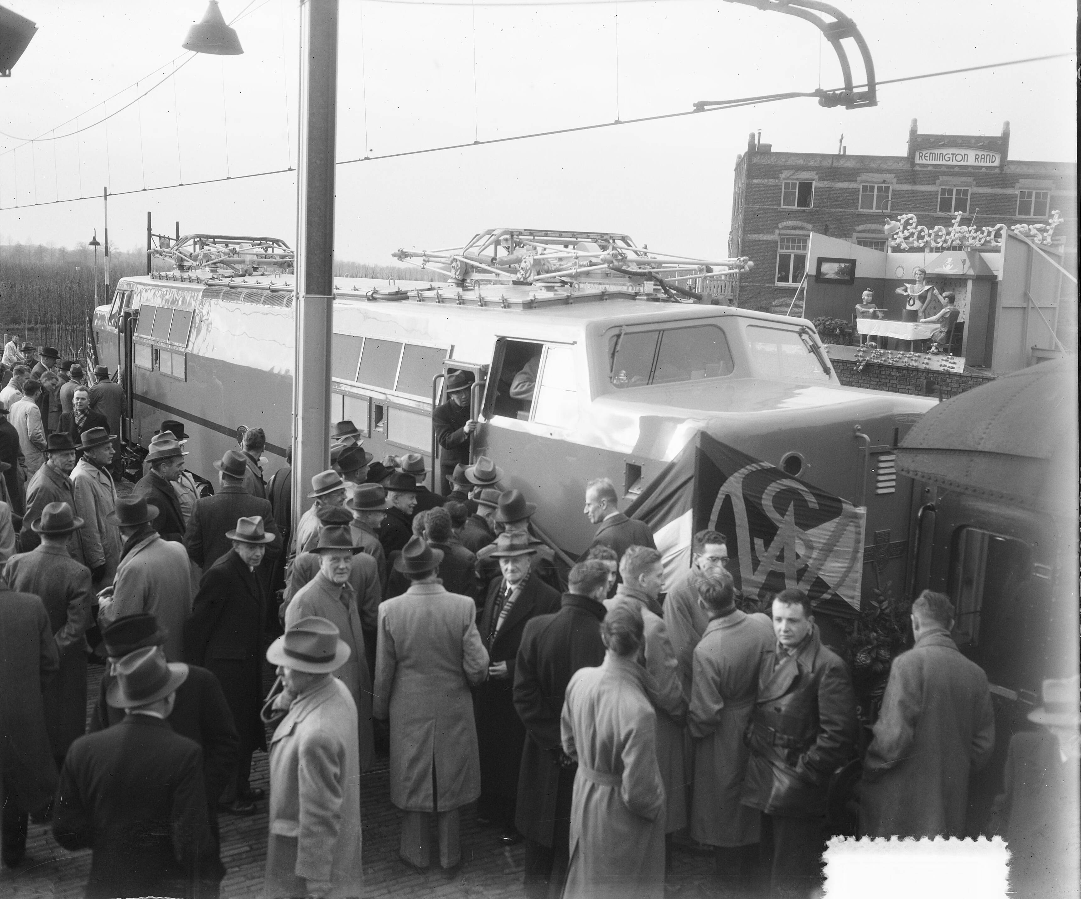 Nieuwe Amerikaanse electrische locomotief (serie 1200) gebouwd in licentie door Werkspoor Utrecht — Nieuwe Amerikaanse electrische locomotief (serie 1200) gebouwd in licentie door Werkspoor Utrecht [veel bekijks voor de locomotief op station Driebergen-Zeist] — Foto: Duinen, H. van / Anefo. Licentie: Set B: Rechtenvrij / Publiek Domein. Bron: Nationaal Archief. http://hdl.handle.net/10648/a8f281c6-d0b4-102d-bcf8-003048976d84