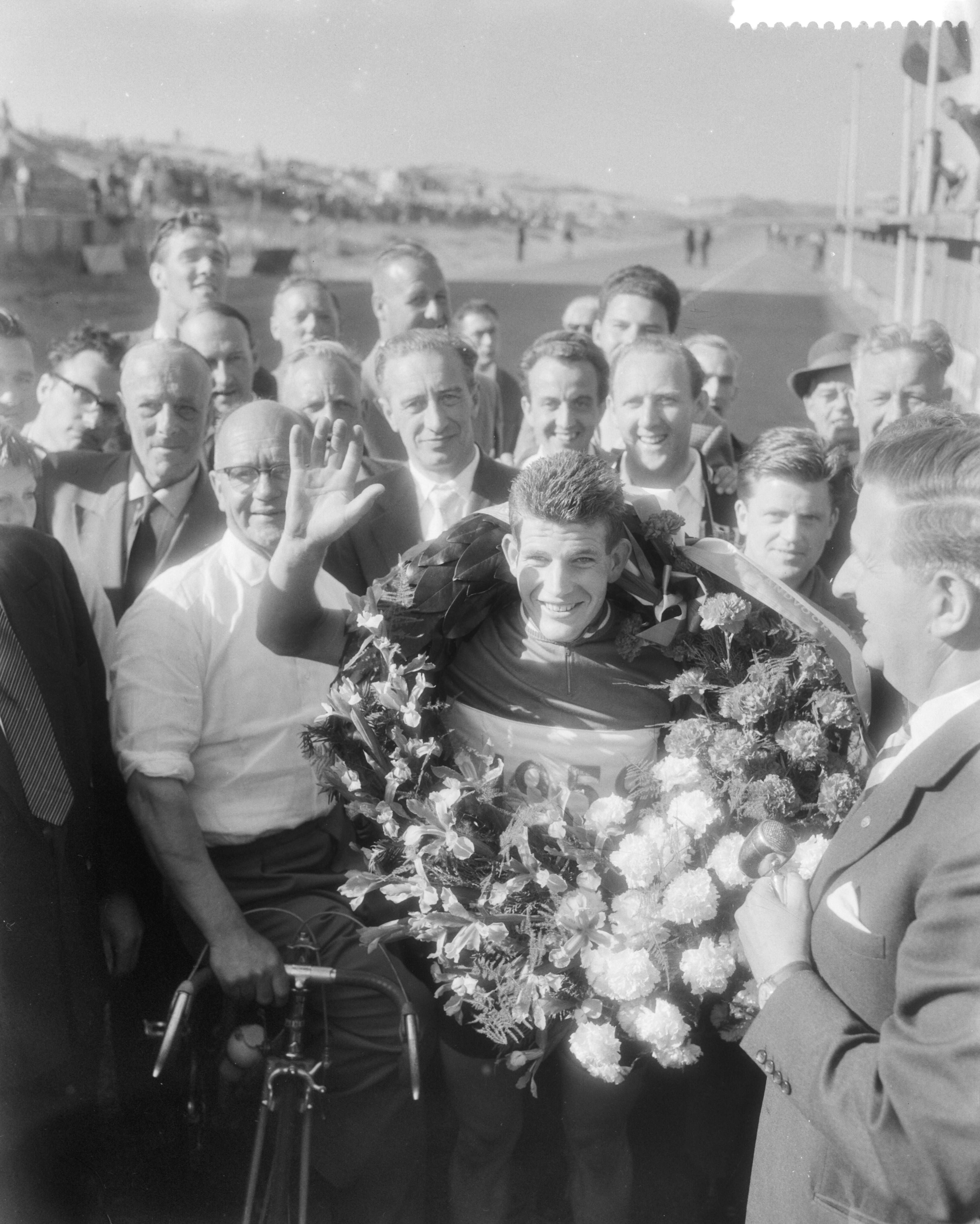 Fotocollectie Anefo — Nederlands kampioenschap wielrennen op de weg voor amateurs op het circuit van Zandvoort. Huldiging kampioen Dick Enthoven (De Bataaf) — Foto: Pot, Harry / Anefo. Licentie: Set B: Rechtenvrij / Publiek Domein. Bron: Nationaal Archief. http://hdl.handle.net/10648/a995def2-d0b4-102d-bcf8-003048976d84