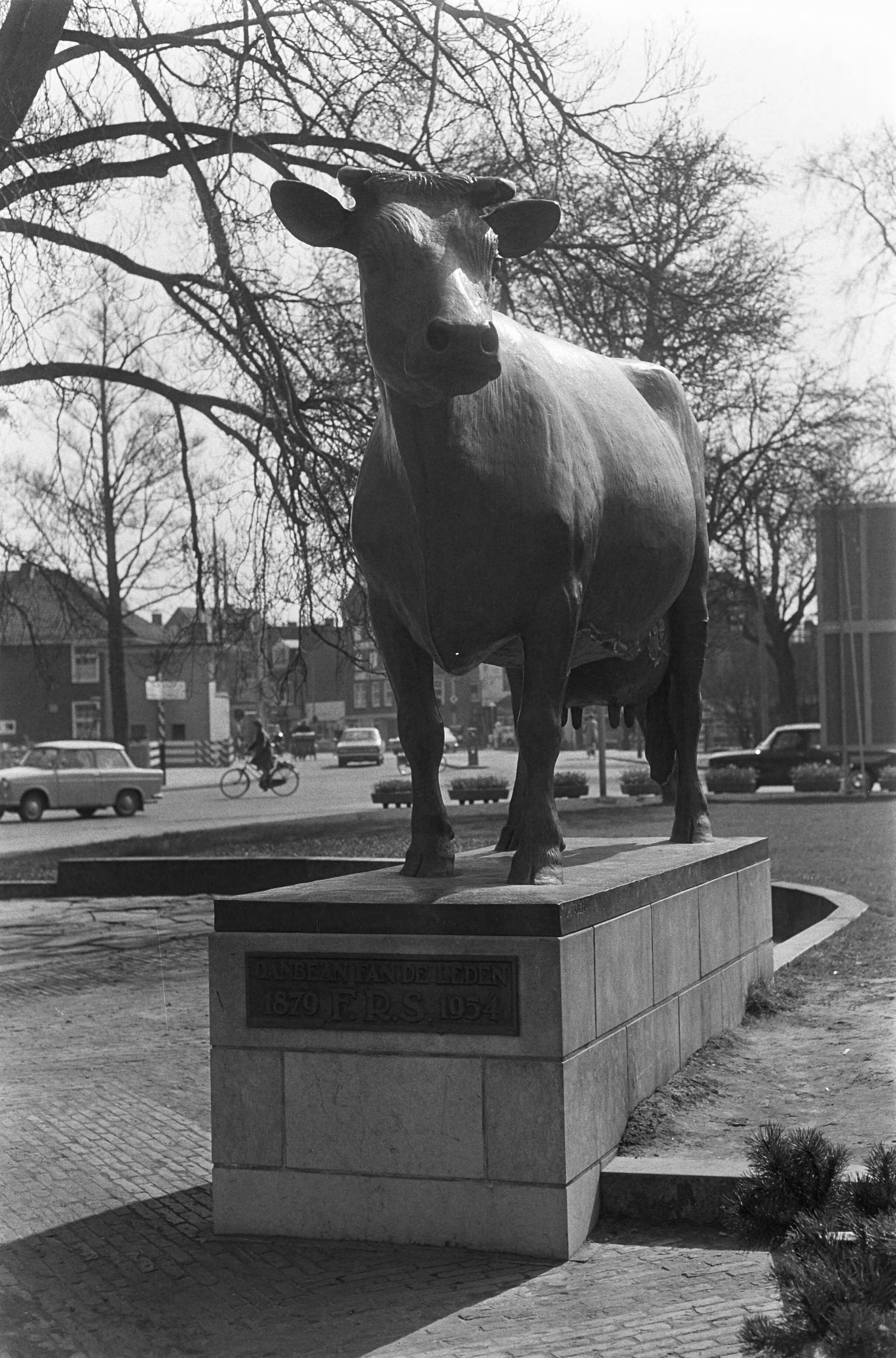 Fotocollectie Anefo — Leeuwarden. Standbeeld ter herinnering aan het 75 jaar bestaan van het Friese Rundveestamboek, bijgenaamd "Us mem" — Foto: Koch, Eric / Anefo. Licentie: Set B: Rechtenvrij / Publiek Domein. Bron: Nationaal Archief. http://hdl.handle.net/10648/ab64c4d2-d0b4-102d-bcf8-003048976d84