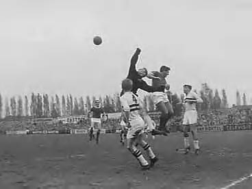 Fotocollectie Anefo — Voetbal. NAC tegen Ajax 1-3. Spelmoment, Cees Groot, keeper Van de Merwe, Pelkmans en Sjaak Swart — Foto: Koch, Eric / Anefo. Licentie: Set B: Rechtenvrij / Publiek Domein. Bron: Nationaal Archief. http://hdl.handle.net/10648/a9e9af1e-d0b4-102d-bcf8-003048976d84