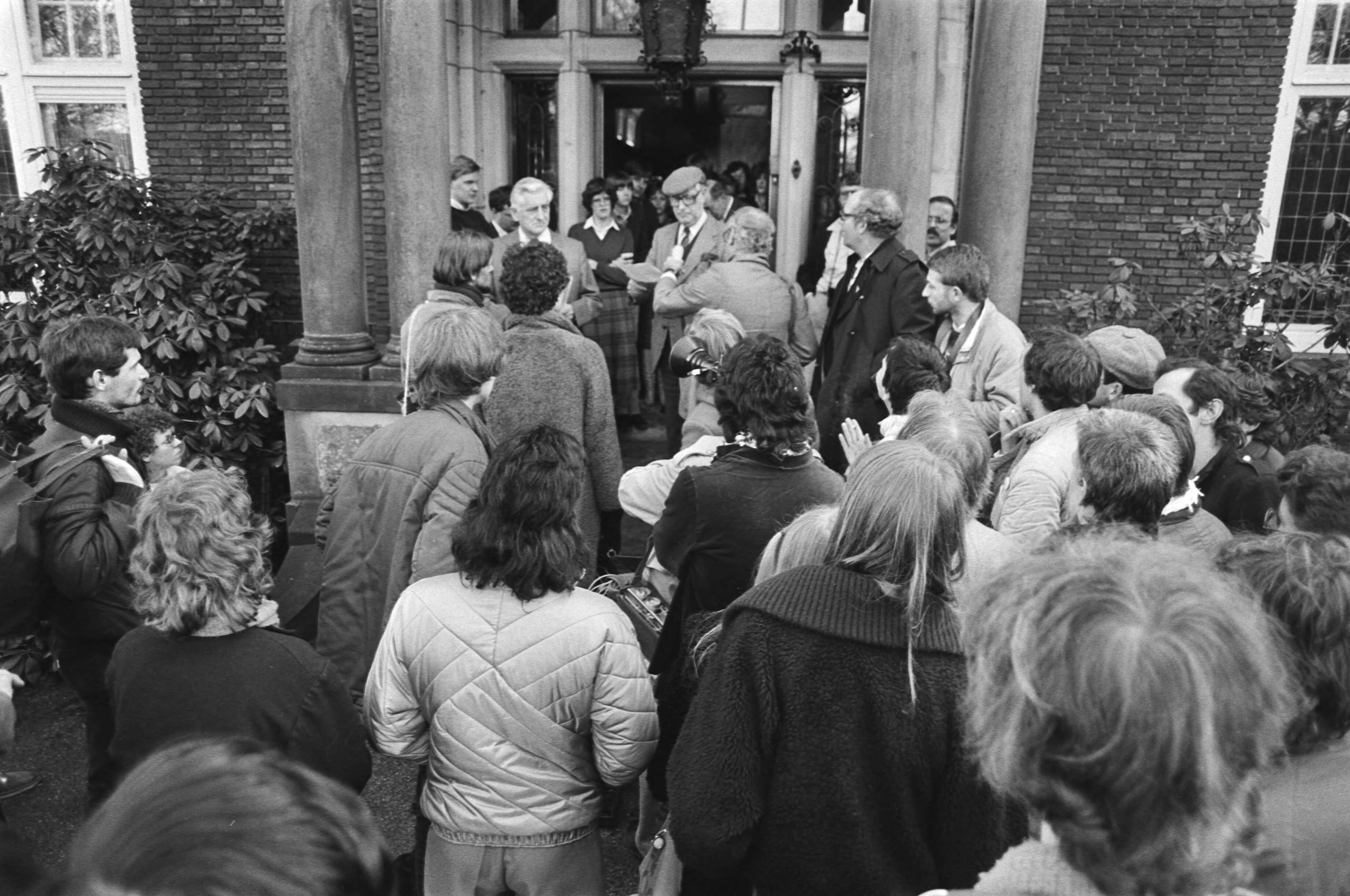 Fotocollectie Anefo — Protestverklaring aan bestuur Prot. Chr. Onderwijs in Voorburg tegen weren van homosexuele leerkrachten — Foto: Antonisse, Marcel / Anefo. Licentie: Set B: Rechtenvrij / Publiek Domein. Bron: Nationaal Archief. http://hdl.handle.net/10648/ad0de3b8-d0b4-102d-bcf8-003048976d84