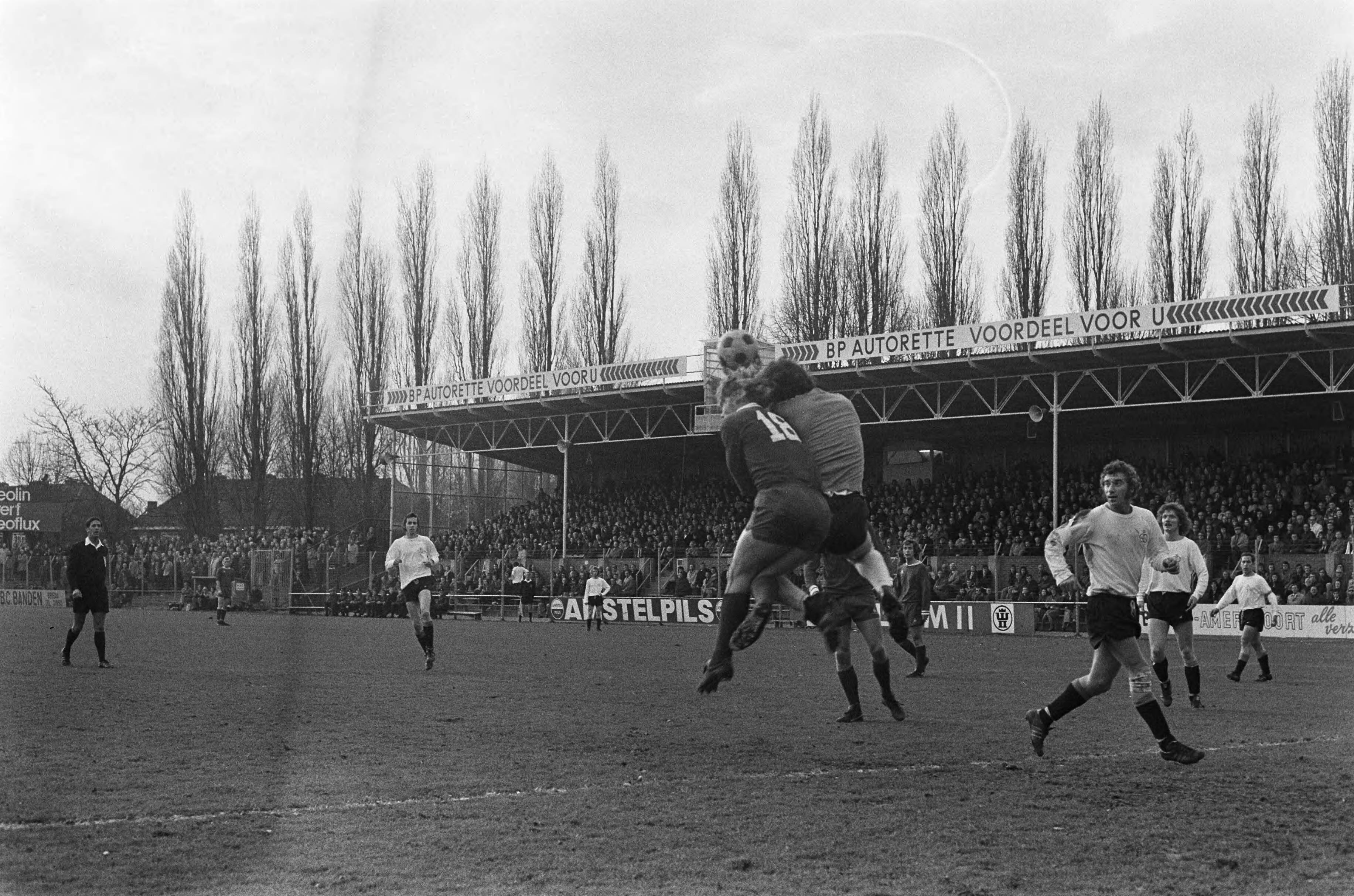NAC tegen FC Amsterdam : 0-1 — Spelmoment — Foto: Fotograaf Onbekend / Anefo. Licentie: Set B: Rechtenvrij / Publiek Domein. Bron: Nationaal Archief. http://hdl.handle.net/10648/ac3d64a4-d0b4-102d-bcf8-003048976d84