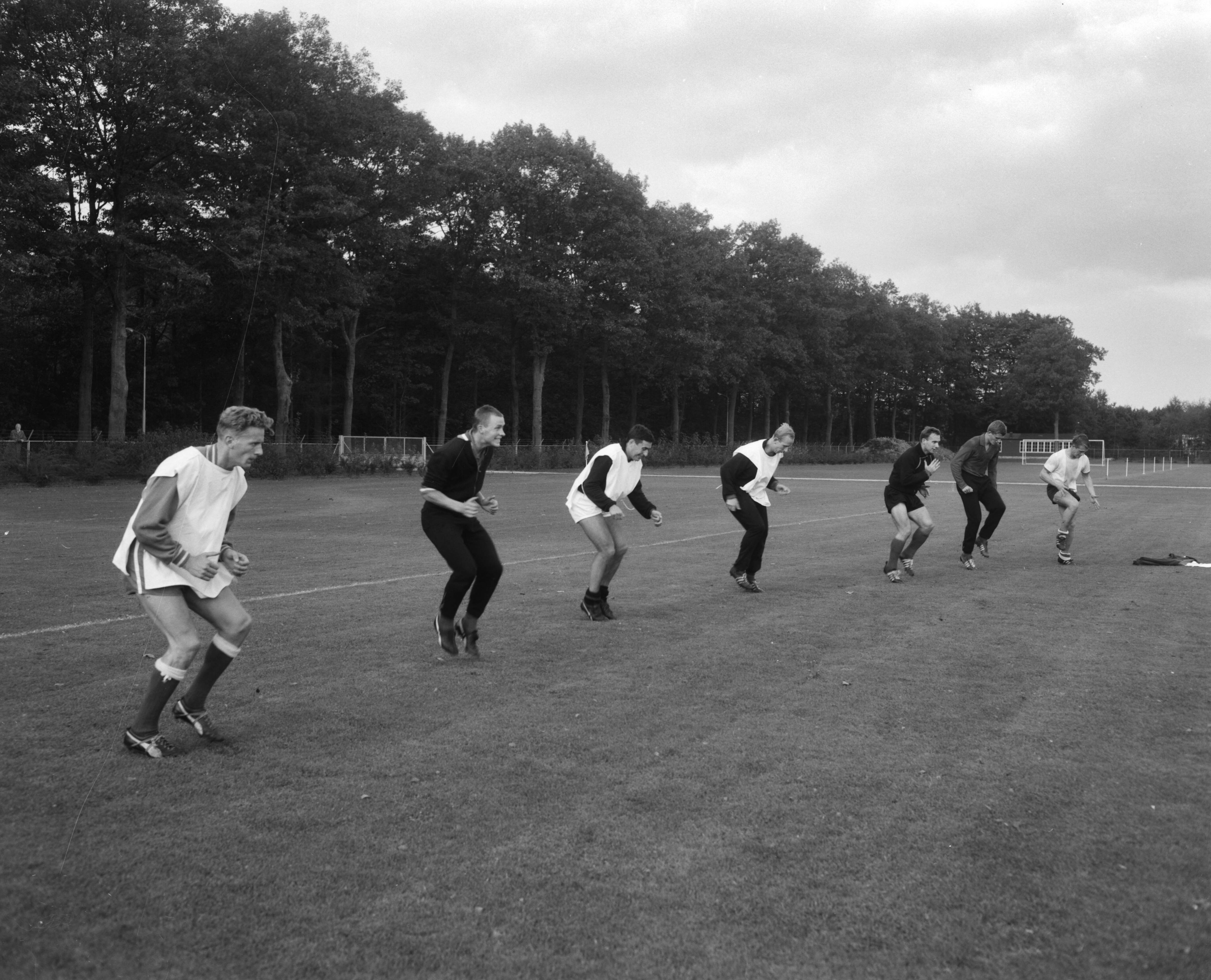 Fotocollectie Anefo — Training Nederlands Elftal te Zeist. Vlnr. Nuninga, Vriens, Swart, Henk Groot, Bennaars, Pronk en Petersen — Foto: Bilsen, Joop van / Anefo. Licentie: Set B: Rechtenvrij / Publiek Domein. Bron: Nationaal Archief. http://hdl.handle.net/10648/aa49005e-d0b4-102d-bcf8-003048976d84