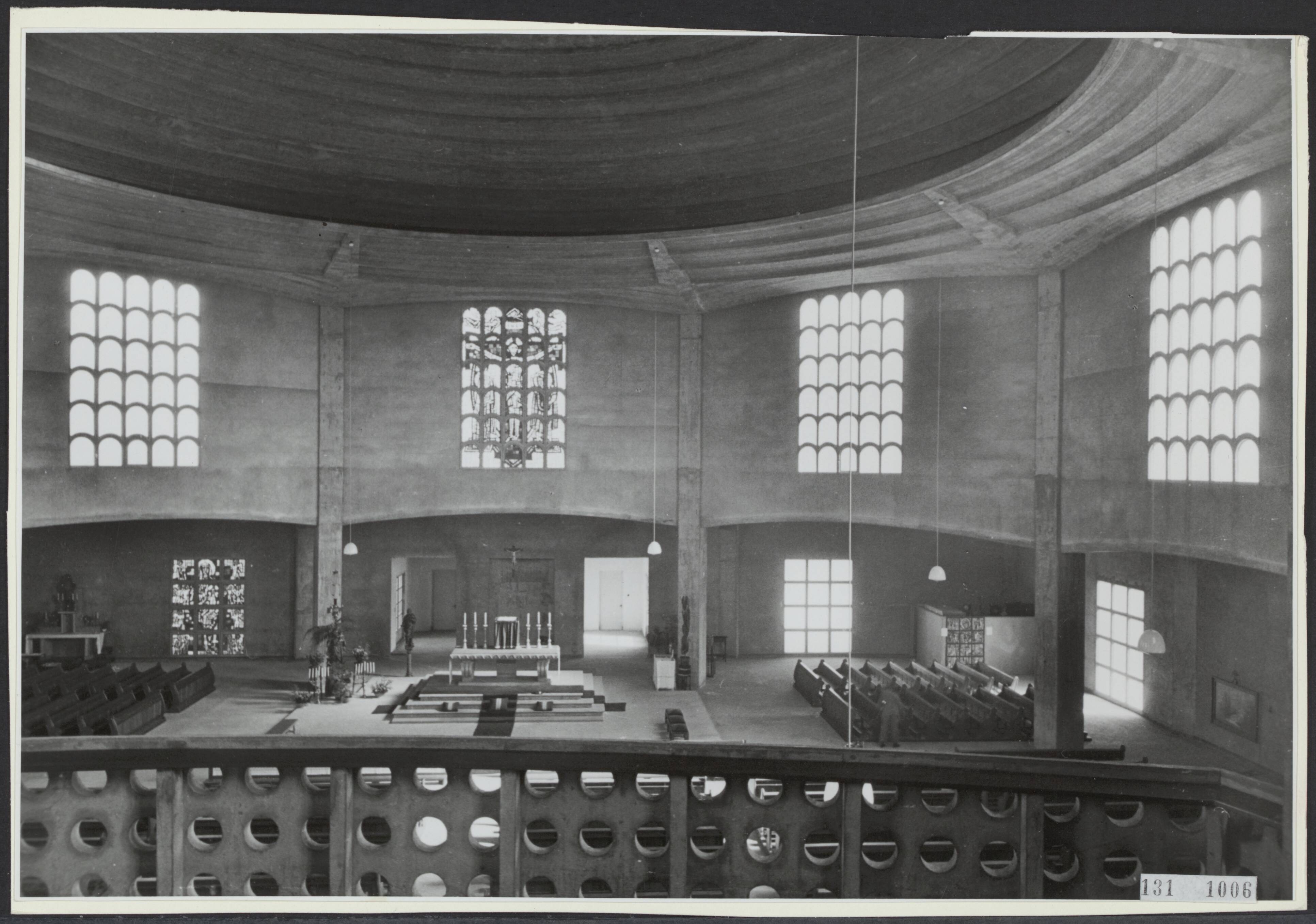 Fotocollectie Rijksvoorlichtingsdienst Eigen — Heerlen, Interieur van de St Annakerk met het zicht op het hoogaltaar vanaf de orgel- en zangtribune — Foto: Lahaye, Frans. Licentie: Set B: Rechtenvrij / Publiek Domein. Bron: Nationaal Archief. http://hdl.handle.net/10648/af512748-d0b4-102d-bcf8-003048976d84