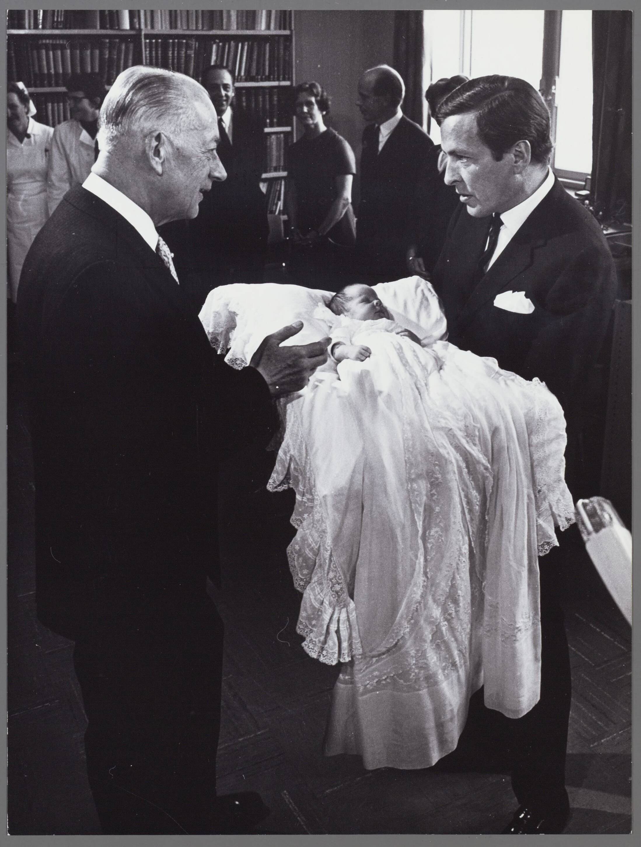 Fotocollectie RVD / Koninklijk Huis — Prins Constantijn met Prins Claus en de burgemeester van Utrecht De Ranitz in het Academisch Ziekenhuis Utrecht op 14 oktober 1969. — Foto: Nationaal Foto Persbureau / RVD. Licentie: Set B: Rechtenvrij / Publiek Domein. Bron: Nationaal Archief. http://hdl.handle.net/10648/afaeb48a-d0b4-102d-bcf8-003048976d84