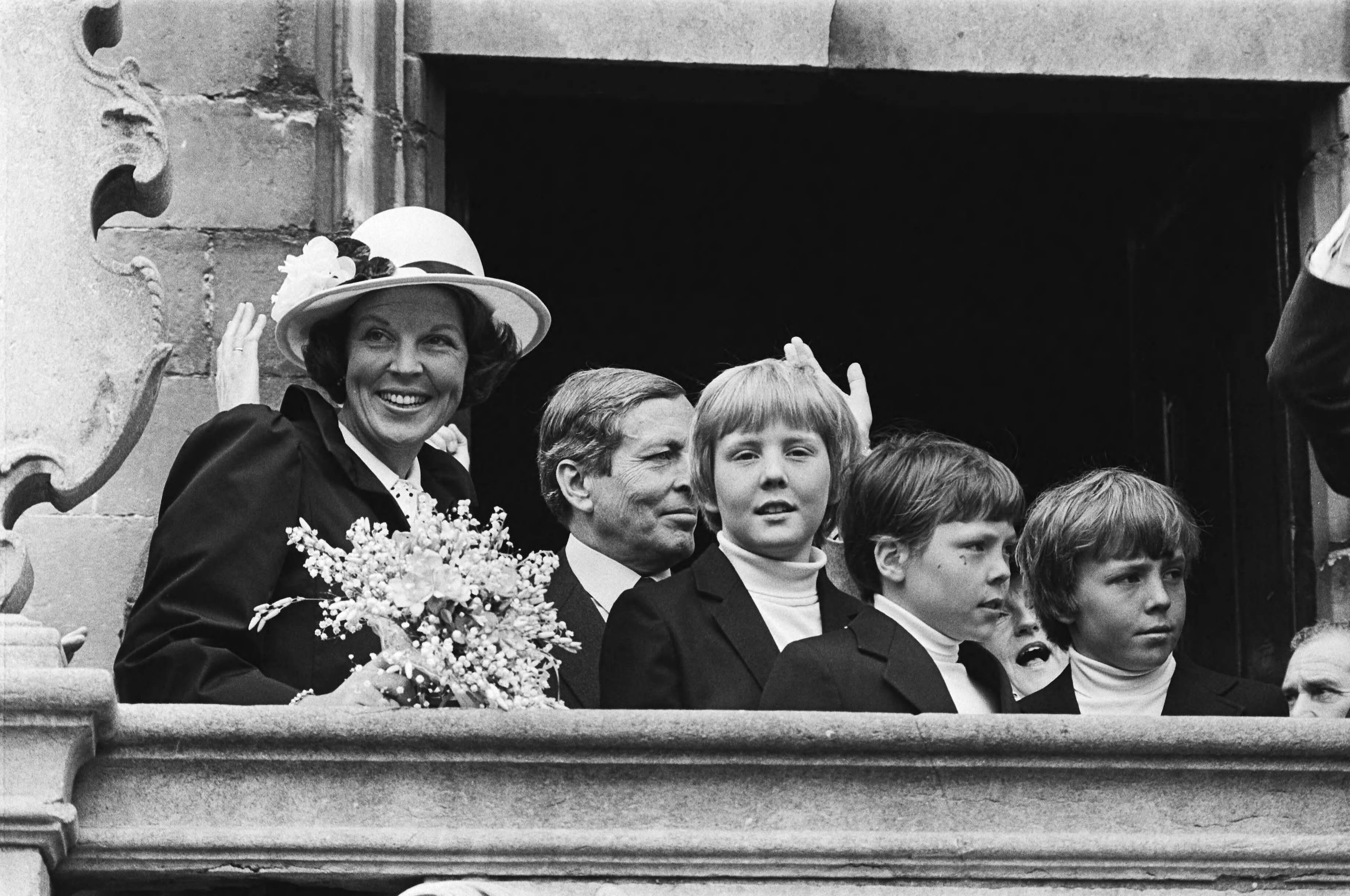 Fotocollectie Anefo — Viering Koninginnedag in Veere, op bordes stadhuis Beatrix , Prins Claus, Willem-Alexander, Constantijn en Johan-Friso — Foto: Bogaerts, Rob / Anefo. Licentie: Set B: Rechtenvrij / Publiek Domein. Bron: Nationaal Archief. http://hdl.handle.net/10648/acfaa8f2-d0b4-102d-bcf8-003048976d84