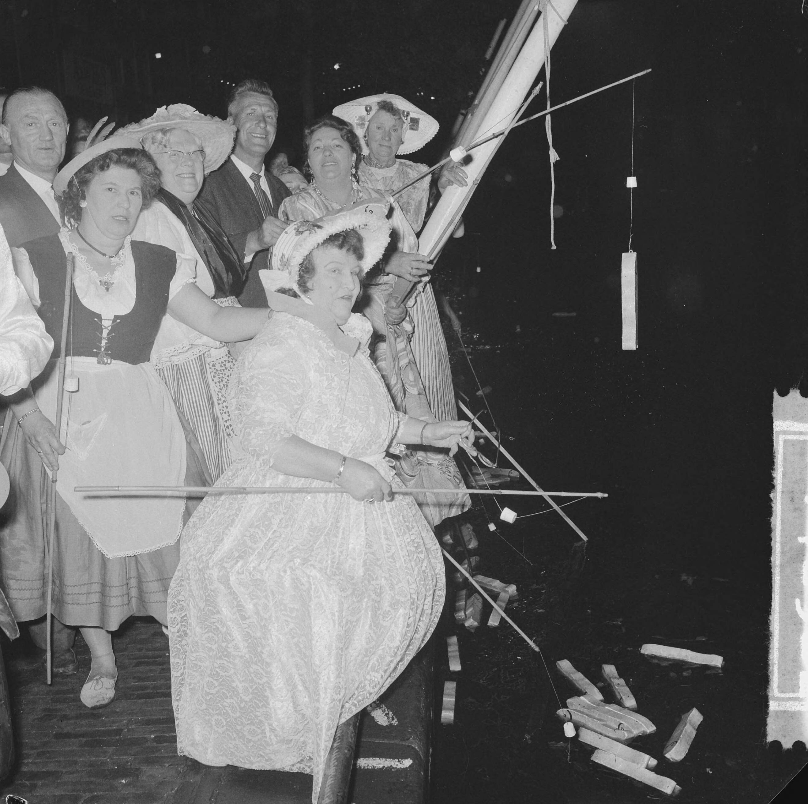 Fotocollectie Anefo — Viswedstrijd van het Jordaanse "Vrouwenviscollege" in de Brouwersgracht — Foto: Nijs, Jac. de / Anefo. Licentie: Set B: Rechtenvrij / Publiek Domein. Bron: Nationaal Archief. http://hdl.handle.net/10648/aa1704d2-d0b4-102d-bcf8-003048976d84