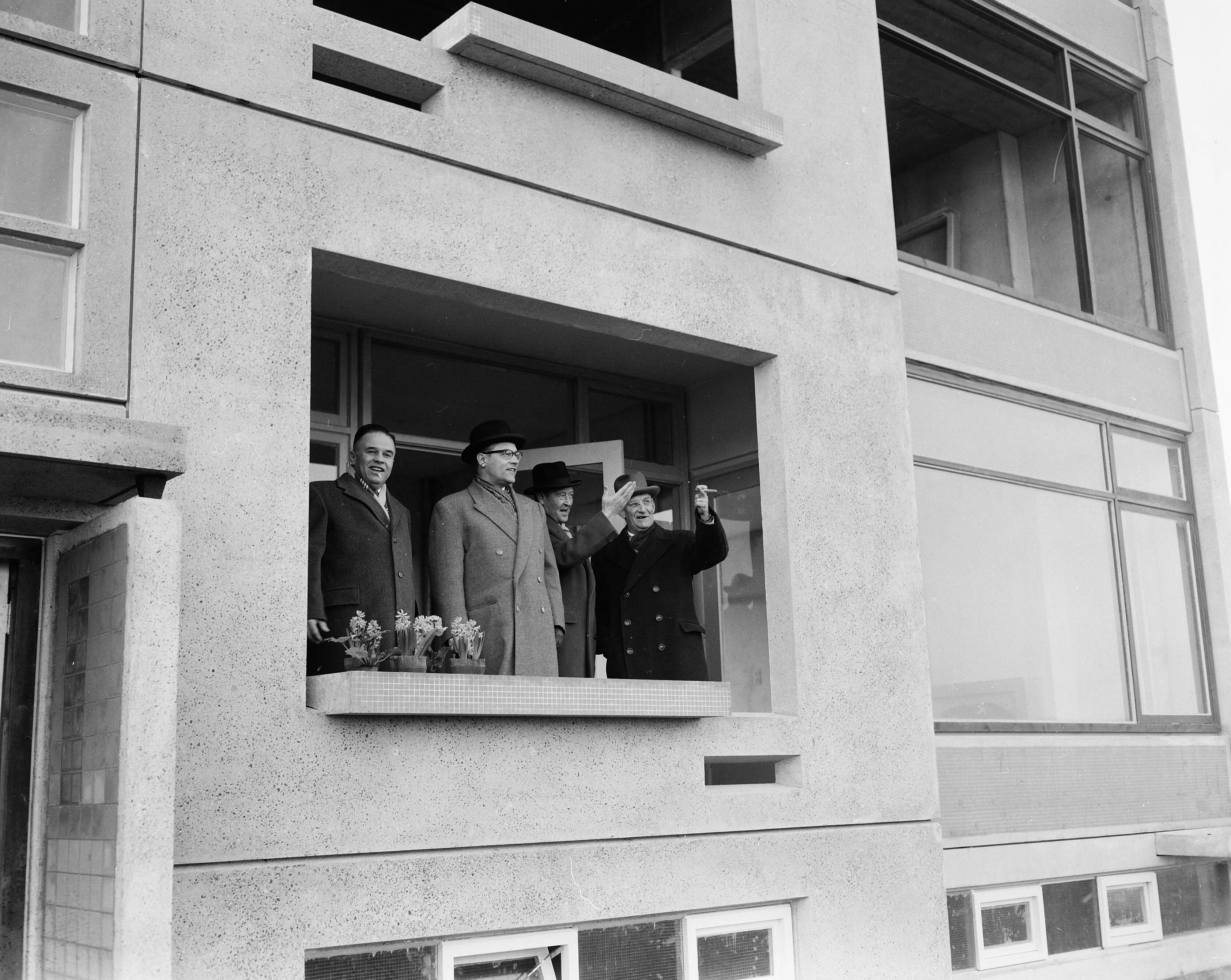 Fotocollectie Anefo — Minister ir. H.B.J. Witte bezoekt woningbouw Rijswijk. Vlnr de burgemeester van Rijswijk, A. Th. Bogaardt, minister Witte, M. Brederode en de Haagse wethouder ir. Van Lissa Nessel — Foto: Bilsen, Joop van / Anefo. Licentie: Set B: Rechtenvrij / Publiek Domein. Bron: Nationaal Archief. http://hdl.handle.net/10648/a956d0f4-d0b4-102d-bcf8-003048976d84
