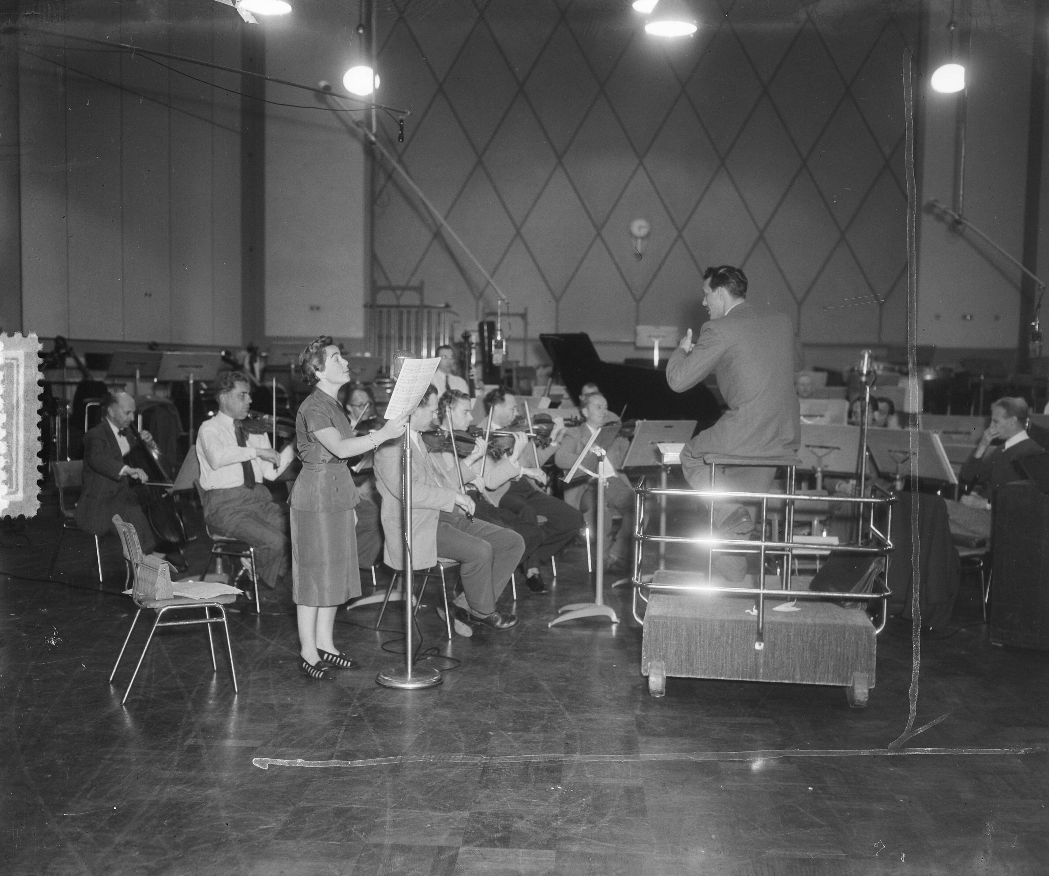Toos van Dongen Hilversum — Zangeres Toos van Dongen in Hilversum [de zangeres in de radiostudio met een orkest] — Foto: Pot, Harry / Anefo. Licentie: Set B: Rechtenvrij / Publiek Domein. Bron: Nationaal Archief. http://hdl.handle.net/10648/a8ff7098-d0b4-102d-bcf8-003048976d84