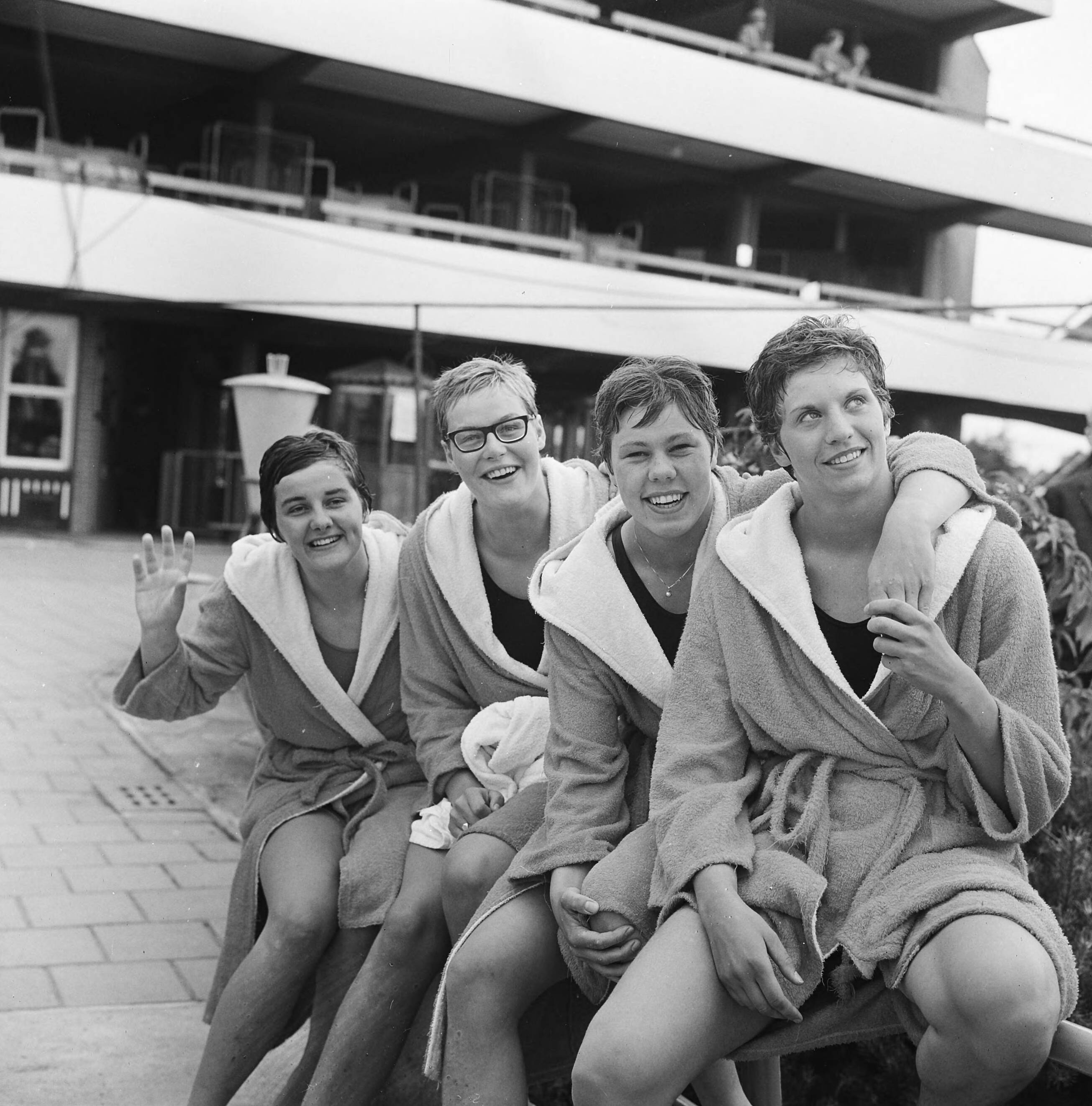Fotocollectie Anefo — Zweminterland Nederland tegen Engeland te Groningen, Nederlandse dames 4x 100 meter wisselslag wereldrecord, v.l.n.r. Erica Terpstra, Ada Kok, Klenie Bimolt en Ria van Velsen — Foto: Koch, Eric / Anefo. Licentie: Set B: Rechtenvrij / Publiek Domein. Bron: Nationaal Archief. http://hdl.handle.net/10648/aa6eee18-d0b4-102d-bcf8-003048976d84