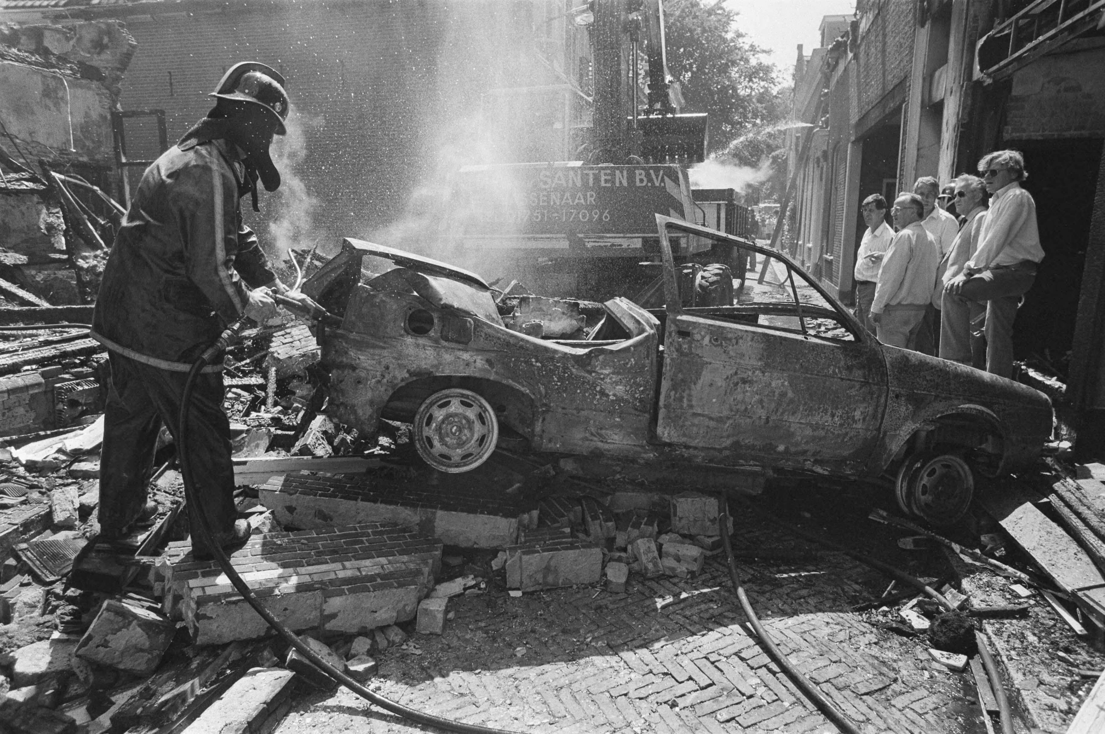 Fotocollectie Anefo — Politiewagen en drie huizen uitgebrand na gasontploffing in Wassenaar — Foto: Bogaerts, Rob / Anefo. Licentie: Set B: Rechtenvrij / Publiek Domein. Bron: Nationaal Archief. http://hdl.handle.net/10648/ad54b9a0-d0b4-102d-bcf8-003048976d84