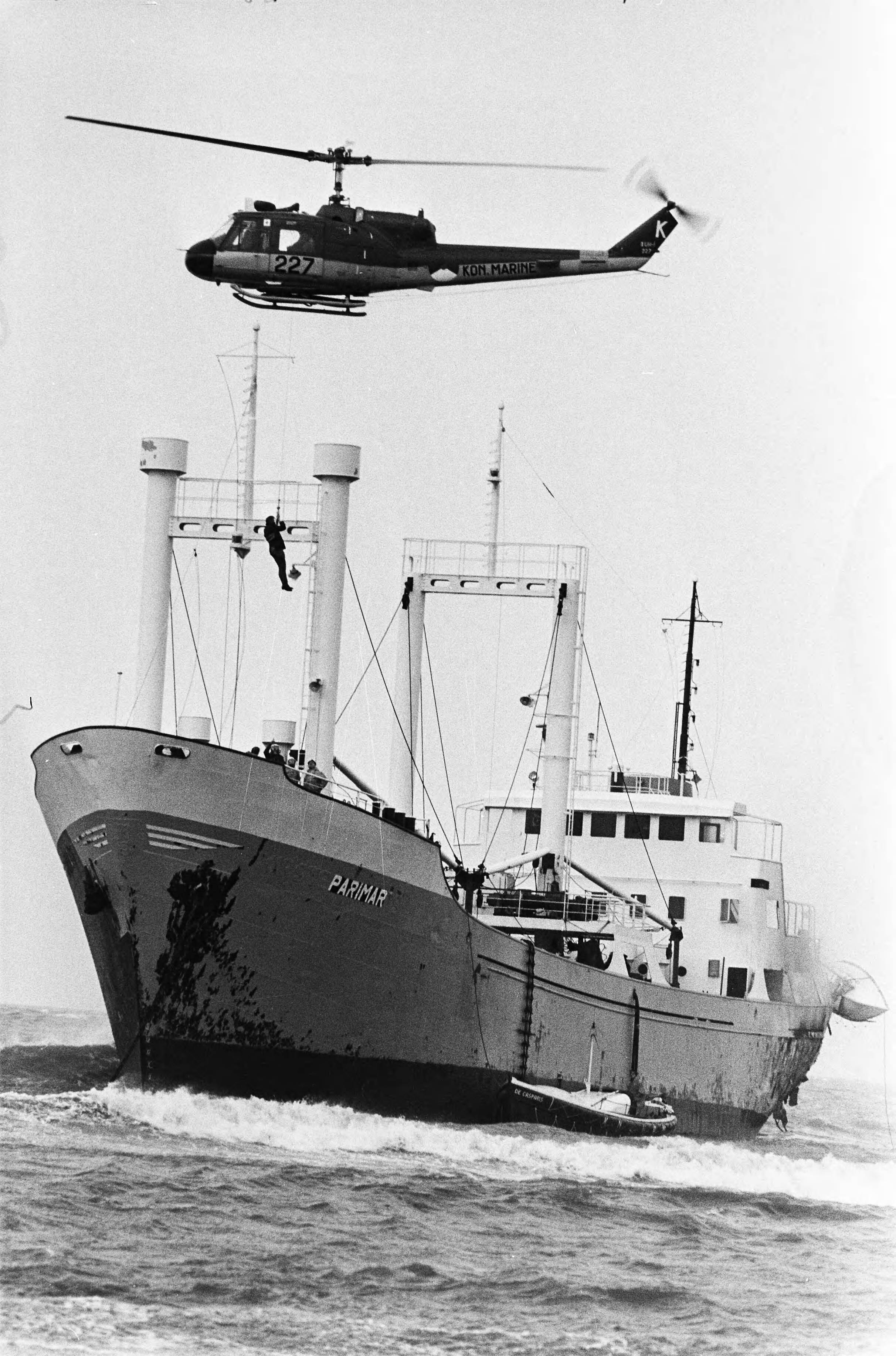 Fotocollectie Anefo — Griekse kustvaarder Parimar in brand op strand bij Scheveningen; brandweerman wordt vanuit helicopter op schip neer gelaten — Foto: Verhoeff, Bert / Anefo. Licentie: Set B: Rechtenvrij / Publiek Domein. Bron: Nationaal Archief. http://hdl.handle.net/10648/ac5d8d2e-d0b4-102d-bcf8-003048976d84