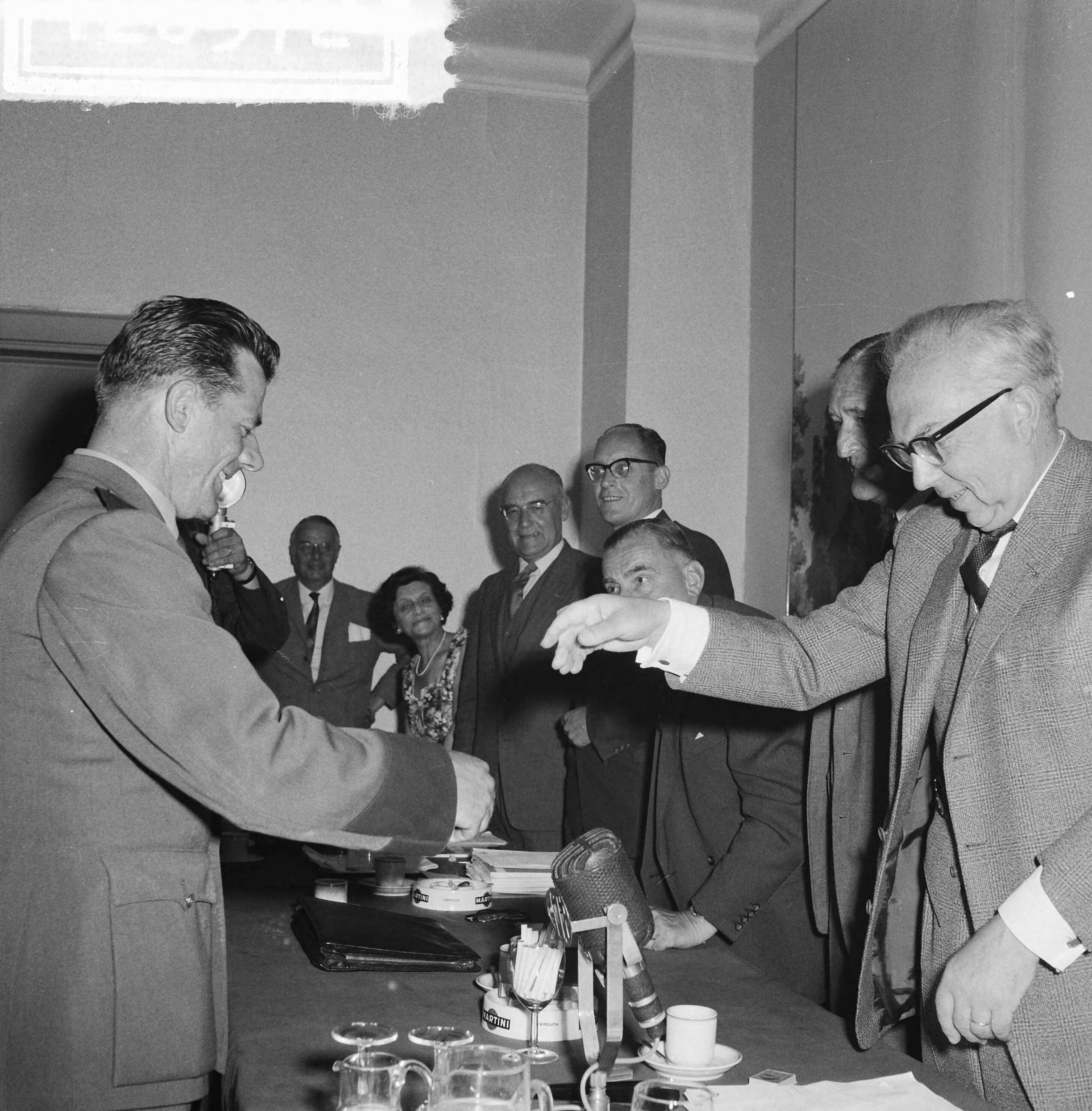 Fotocollectie Anefo — Uitreiking Wegenwacht-Erekruis aan wegenwacht Breunis Post. De voorzitter van de ANWB mr. W.A. Offerhaus reikt medaille uit — Foto: Lindeboom, Henk / Anefo. Licentie: Set B: Rechtenvrij / Publiek Domein. Bron: Nationaal Archief. http://hdl.handle.net/10648/a9d9be9c-d0b4-102d-bcf8-003048976d84