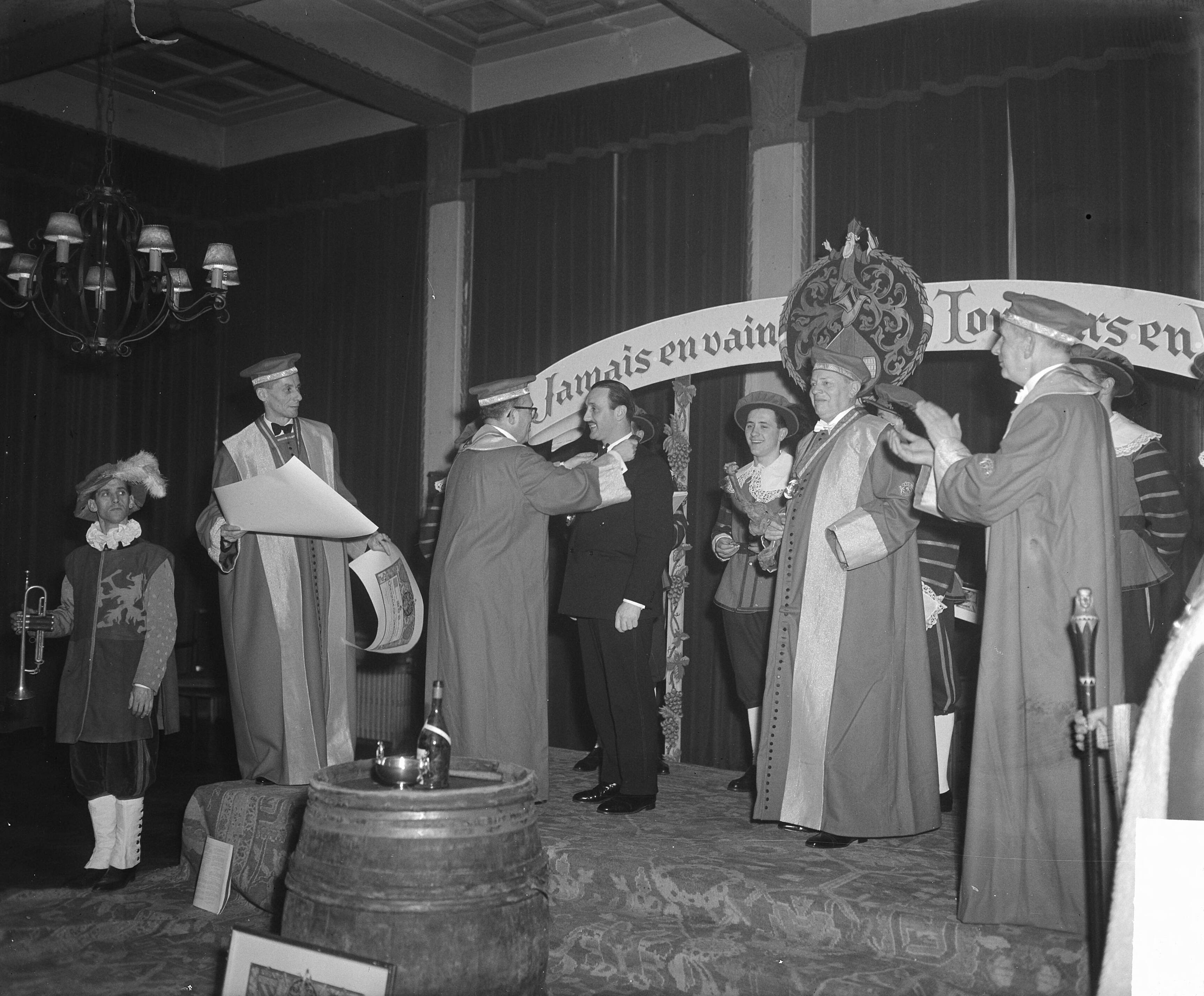 Vier nieuwe "ridders" in Oud Wassenaar — Foto: Noske, J.D. / Anefo. — Licentie: Set B: Rechtenvrij / Publiek Domein. Bron: Nationaal Archief. http://hdl.handle.net/10648/a8d50af6-d0b4-102d-bcf8-003048976d84