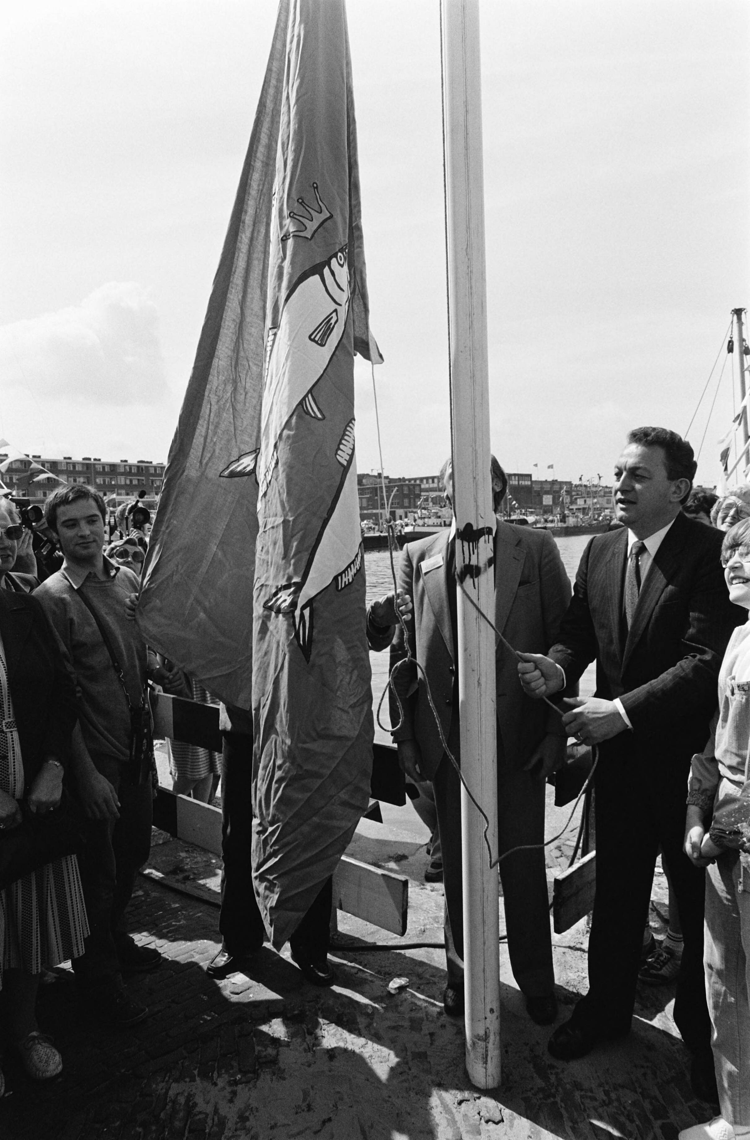 Fotocollectie Anefo — Minister Braks (Landbouw en Visserij) heeft "Vlaggetjesdag" in Scheveningen geopend; minister Braks — Foto: Dijk, Hans van / Anefo. Licentie: Set B: Rechtenvrij / Publiek Domein. Bron: Nationaal Archief. http://hdl.handle.net/10648/acfcf5d0-d0b4-102d-bcf8-003048976d84