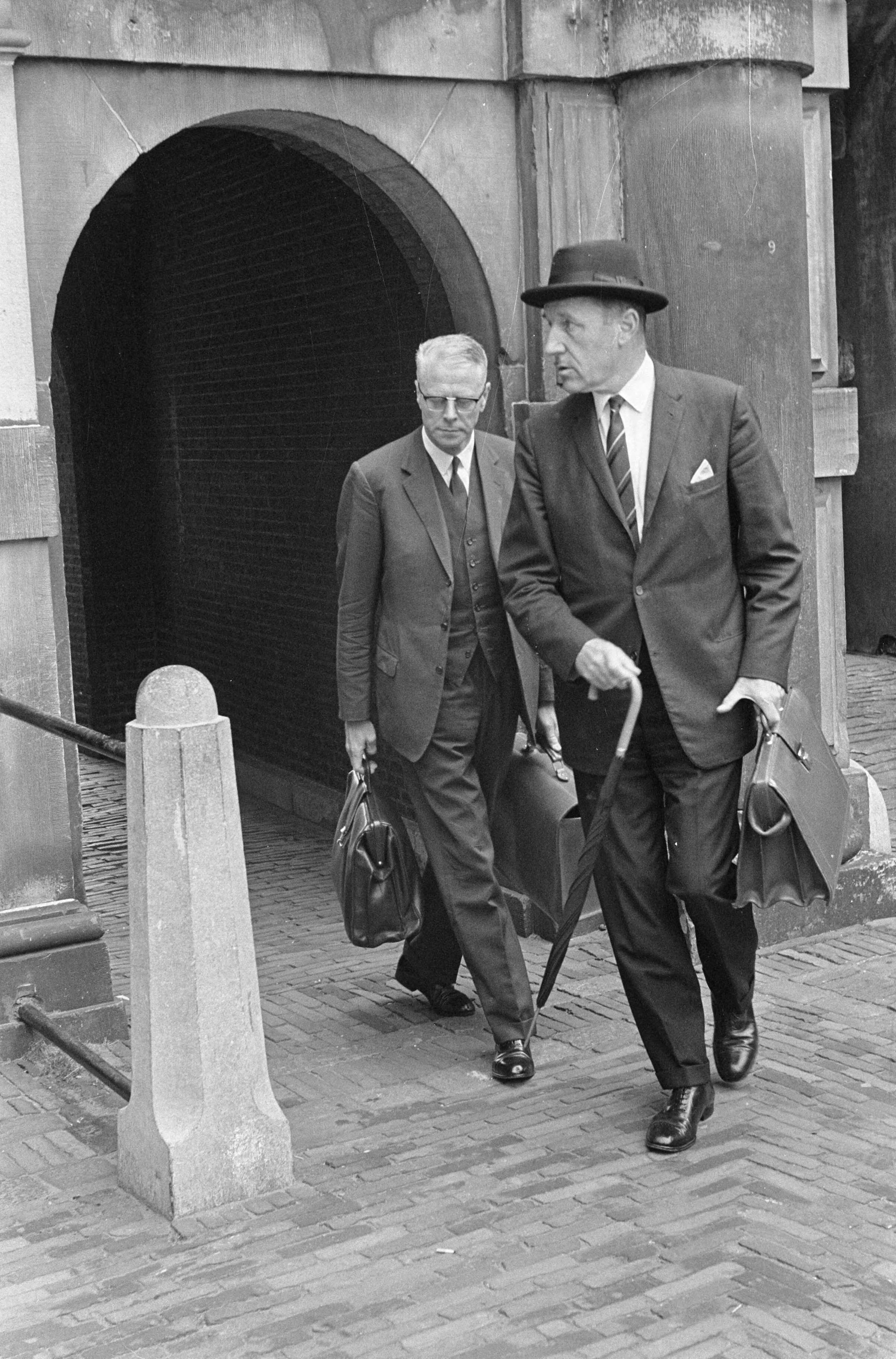 Fotocollectie Anefo — Bespreking op Economische Zaken te Den Haag , aankomst Minister Luns en staatssecretaris — Foto: Voets, Jan / Anefo. Licentie: Set B: Rechtenvrij / Publiek Domein. Bron: Nationaal Archief. http://hdl.handle.net/10648/aaf8e99c-d0b4-102d-bcf8-003048976d84