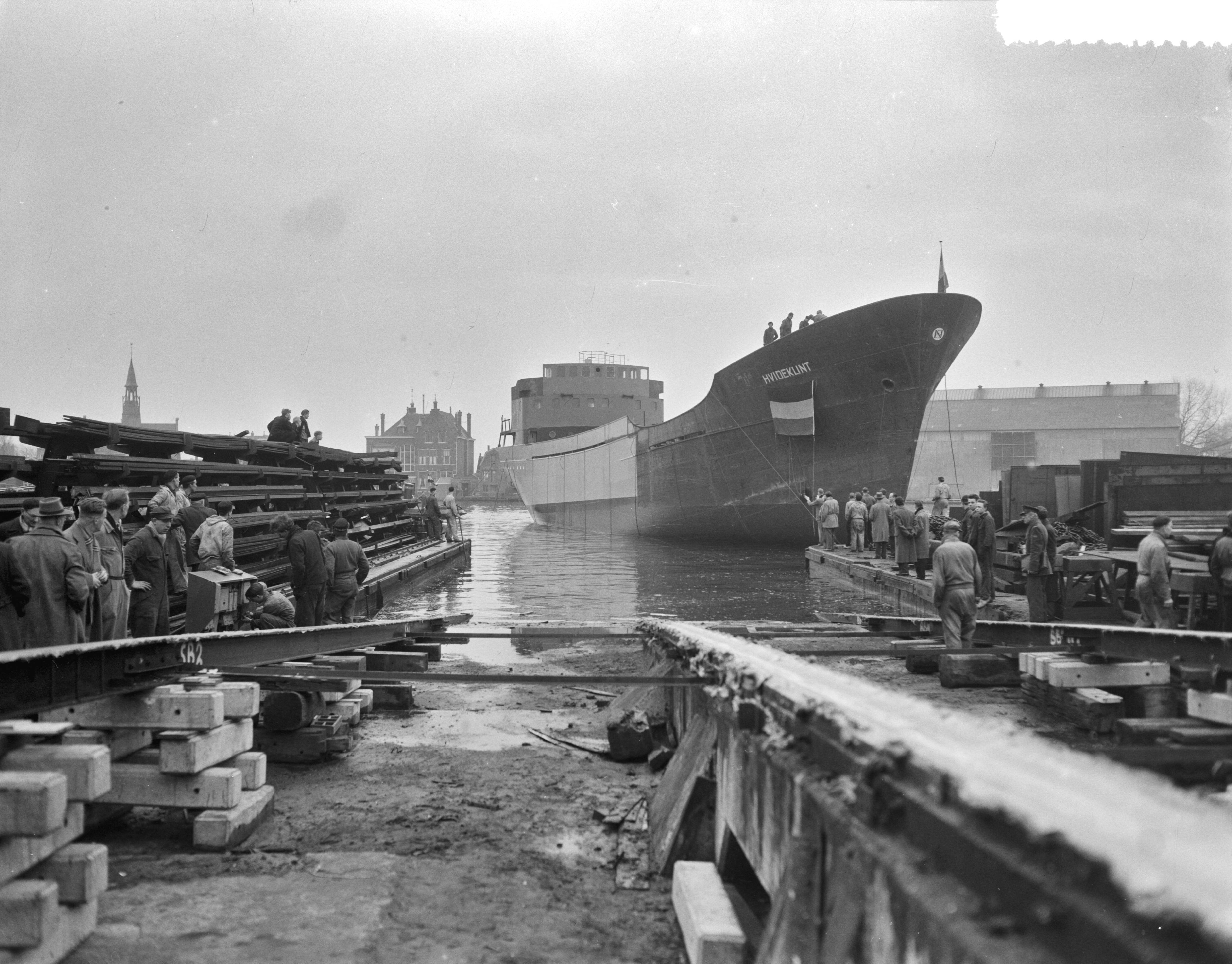 Fotocollectie Anefo — Tewaterlating motorcoaster "Hvideklint" bij de Zaanlandse Scheepsbouw Maatschappij te Zaandam — Foto: Bilsen, Joop van / Anefo. Licentie: Set B: Rechtenvrij / Publiek Domein. Bron: Nationaal Archief. http://hdl.handle.net/10648/a95b3036-d0b4-102d-bcf8-003048976d84