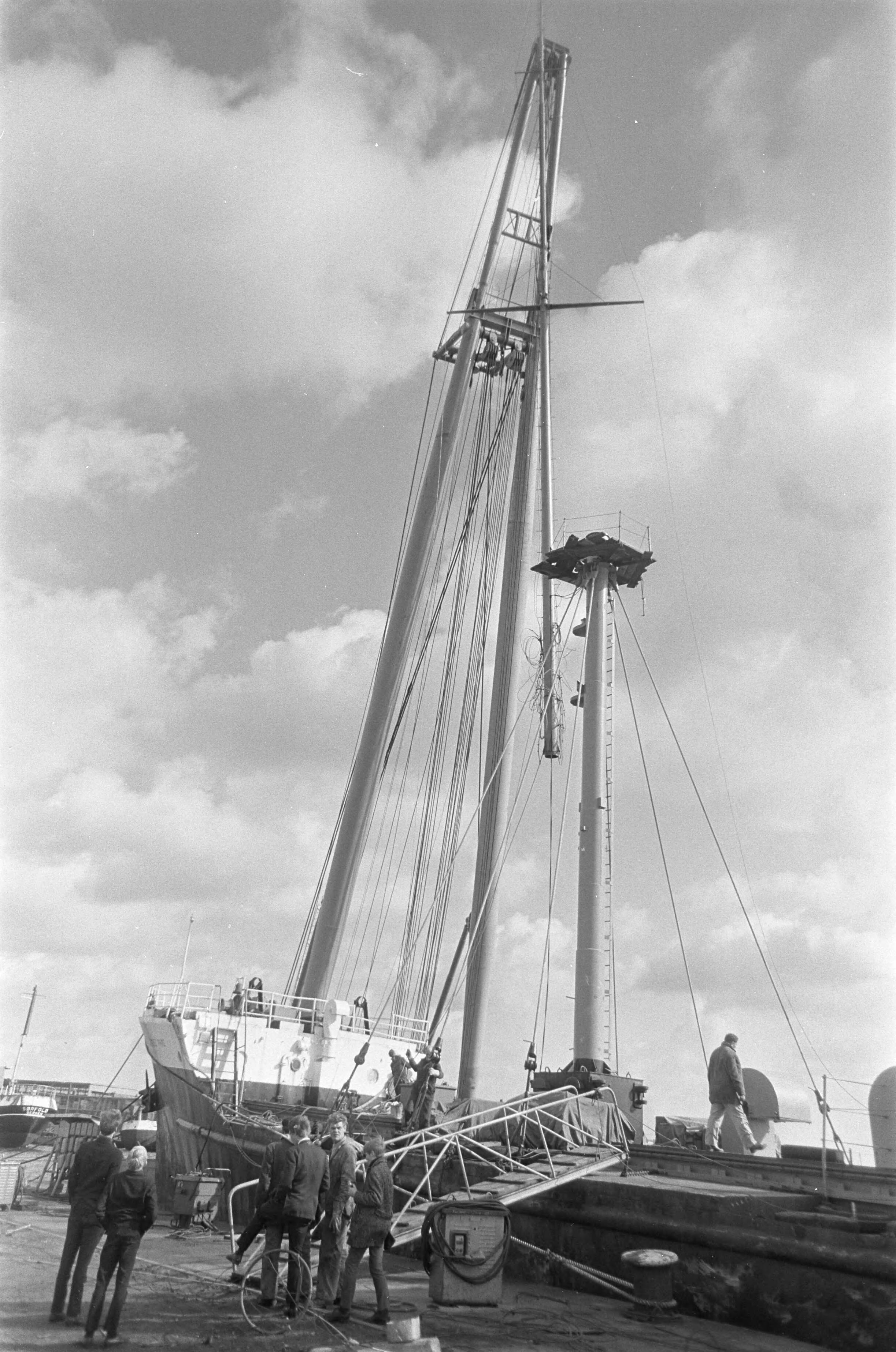 Fotocollectie Anefo — Radioschip Dolfijn , Laisses Faire bij de ZSM te Zaand voor nieuwe mast — Foto: Nijs, Jac. de / Anefo. Licentie: Set B: Rechtenvrij / Publiek Domein. Bron: Nationaal Archief. http://hdl.handle.net/10648/ab12dad2-d0b4-102d-bcf8-003048976d84