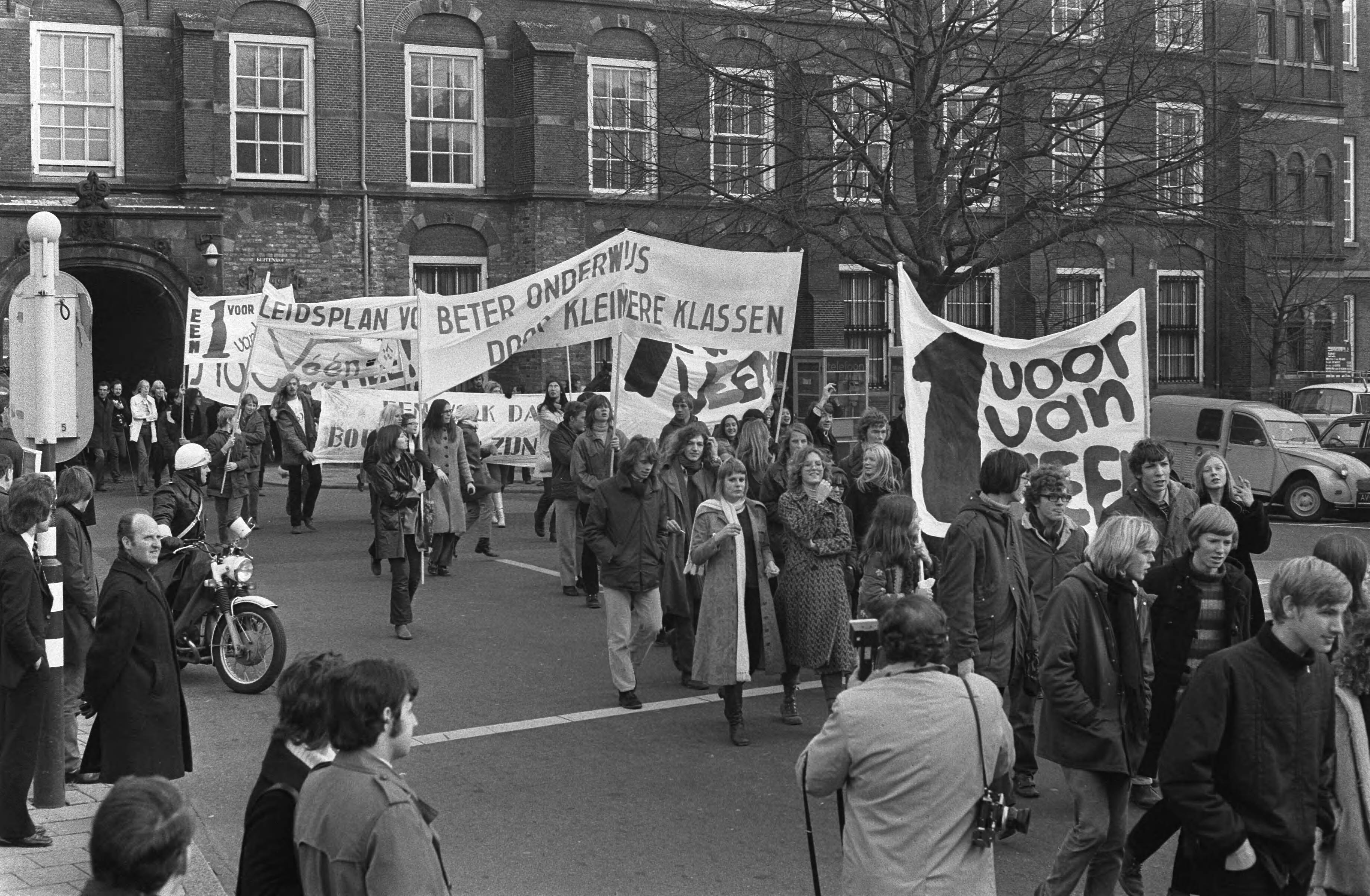 Fotocollectie Anefo — Demonstratie in Den Haag tegen onderwijsbegroting — Foto: Verhoeff, Bert / Anefo. Licentie: Set B: Rechtenvrij / Publiek Domein. Bron: Nationaal Archief. http://hdl.handle.net/10648/abdb2398-d0b4-102d-bcf8-003048976d84
