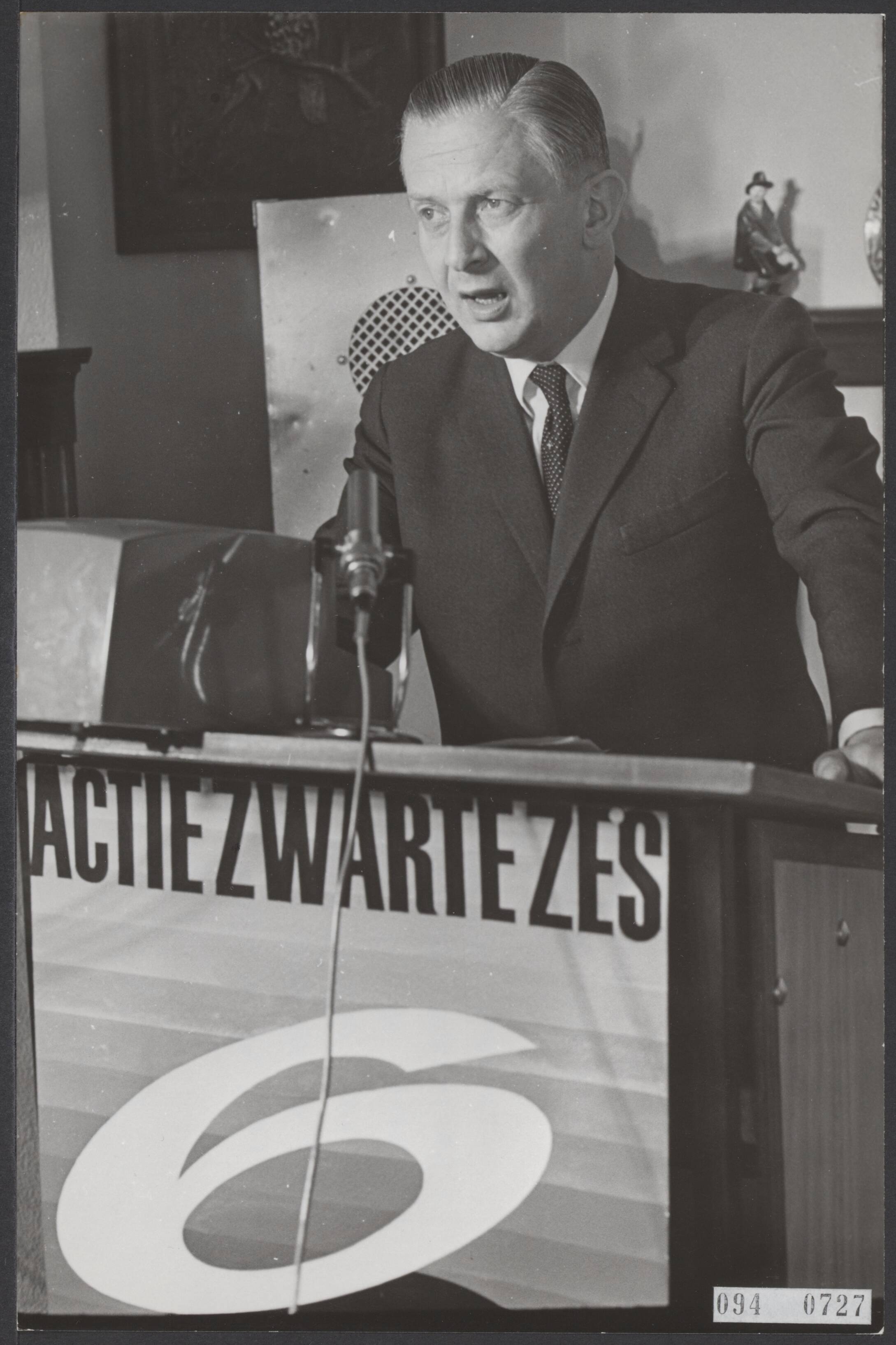 Fotocollectie Elsevier Binnenland — In het restaruant Hoornwijck te Rijswijk heeft minister Scholten het startsein gegeven voor de actie "Zwarte Zes" van het Verbond voor Veilig Verkeer. Tijdens deze actie zullen de bemanningen van de bekende witte Porsches van de Rijkspolitie foldertjes uitreiken waarop zes punten genoemd worden welke de oorzaak zijn van verkeersongelukken op de Rijkswegen. D.m.v. een mobilofoon gaf minister Scholten aan de bemanningen door dat de actie gestart was — Foto: Pot, Harry / Anefo. Licentie: Set B: Rechtenvrij / Publiek Domein. Bron: Nationaal Archief. http://hdl.handle.net/10648/ae2d5a58-d0b4-102d-bcf8-003048976d84