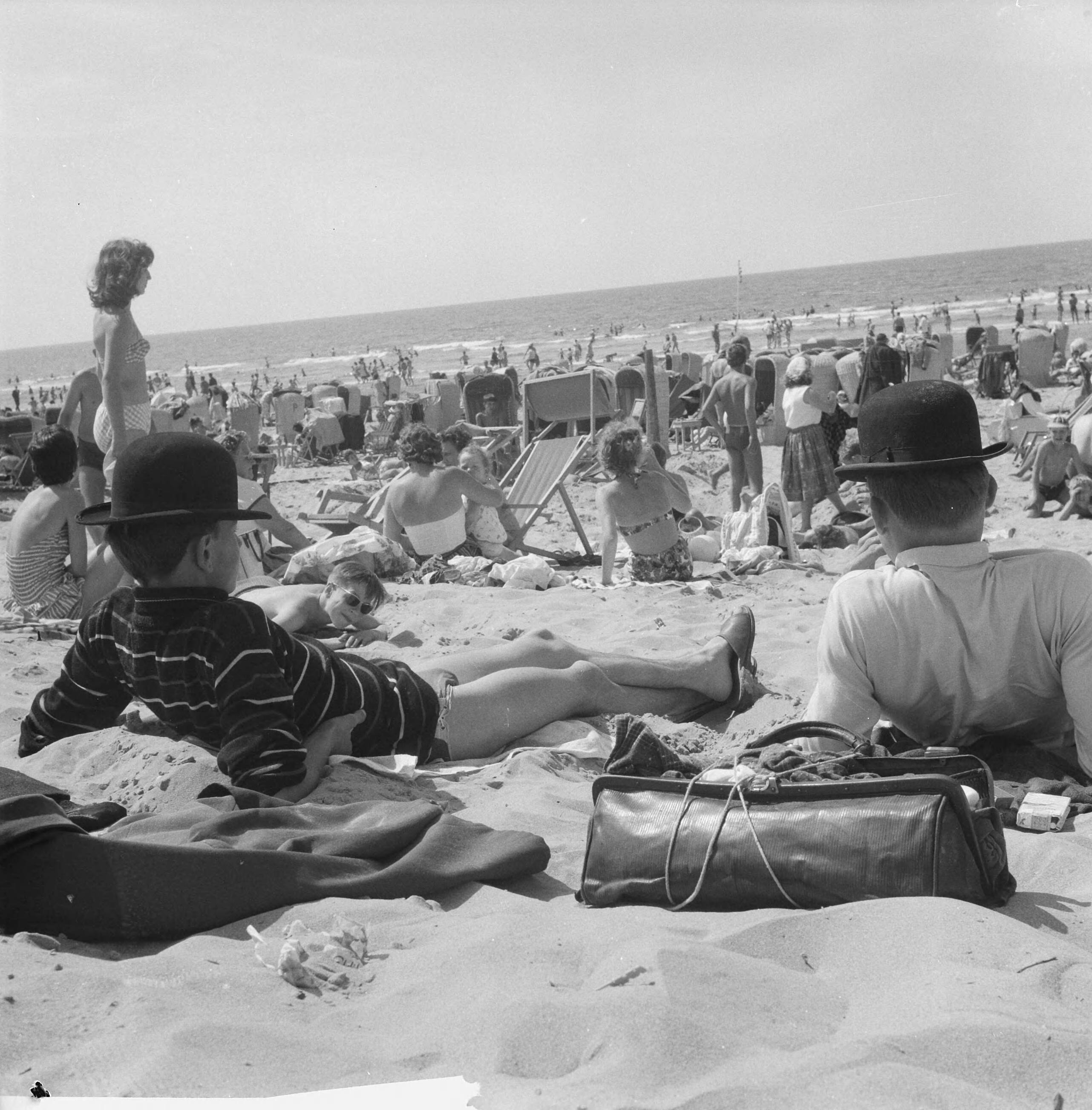 Fotocollectie Anefo — Mooi weer aan het strand in Zandvoort, moderne jeugd — Foto: Rossem, Wim van / Anefo. Licentie: Set B: Rechtenvrij / Publiek Domein. Bron: Nationaal Archief. http://hdl.handle.net/10648/a9b5cb5e-d0b4-102d-bcf8-003048976d84