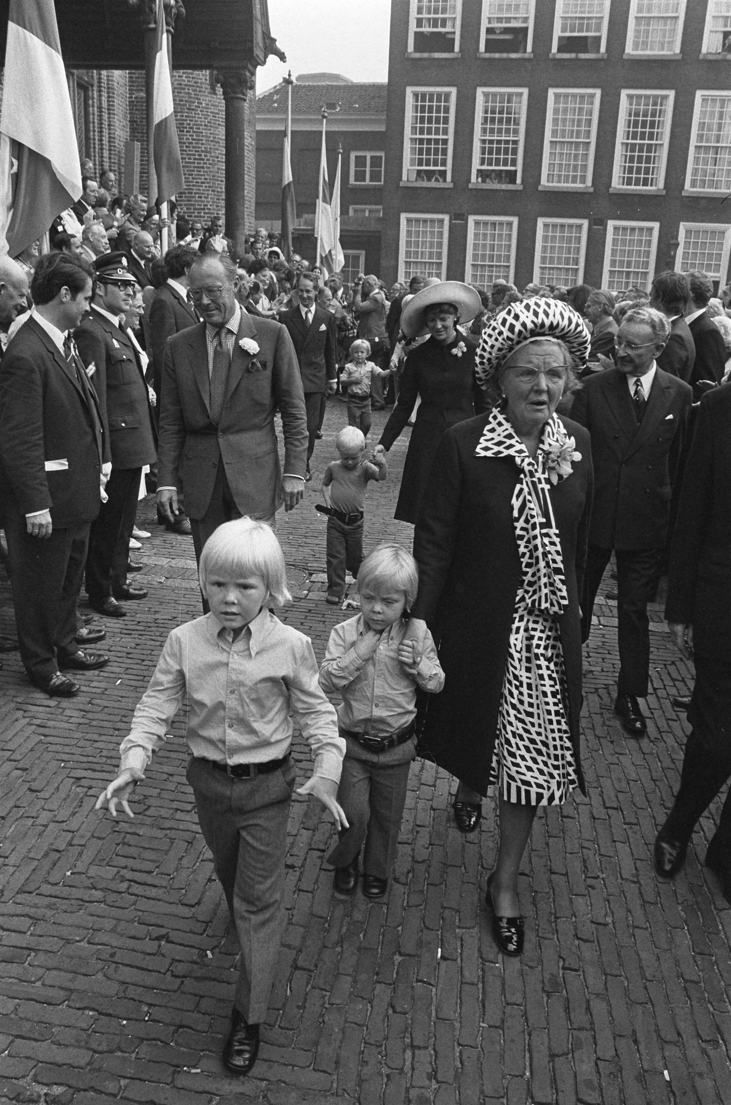 Fotocollectie Anefo — Viering Zilveren Regeringsjubileum van Koningin Juliana in Den Haag , Koninklijke familie wandelt naar koetsen op Binnenhof, voorgrond HM met Constantijn en — Foto: Mieremet, Rob / Anefo. Licentie: Set B: Rechtenvrij / Publiek Domein. Bron: Nationaal Archief. http://hdl.handle.net/10648/ac363e90-d0b4-102d-bcf8-003048976d84
