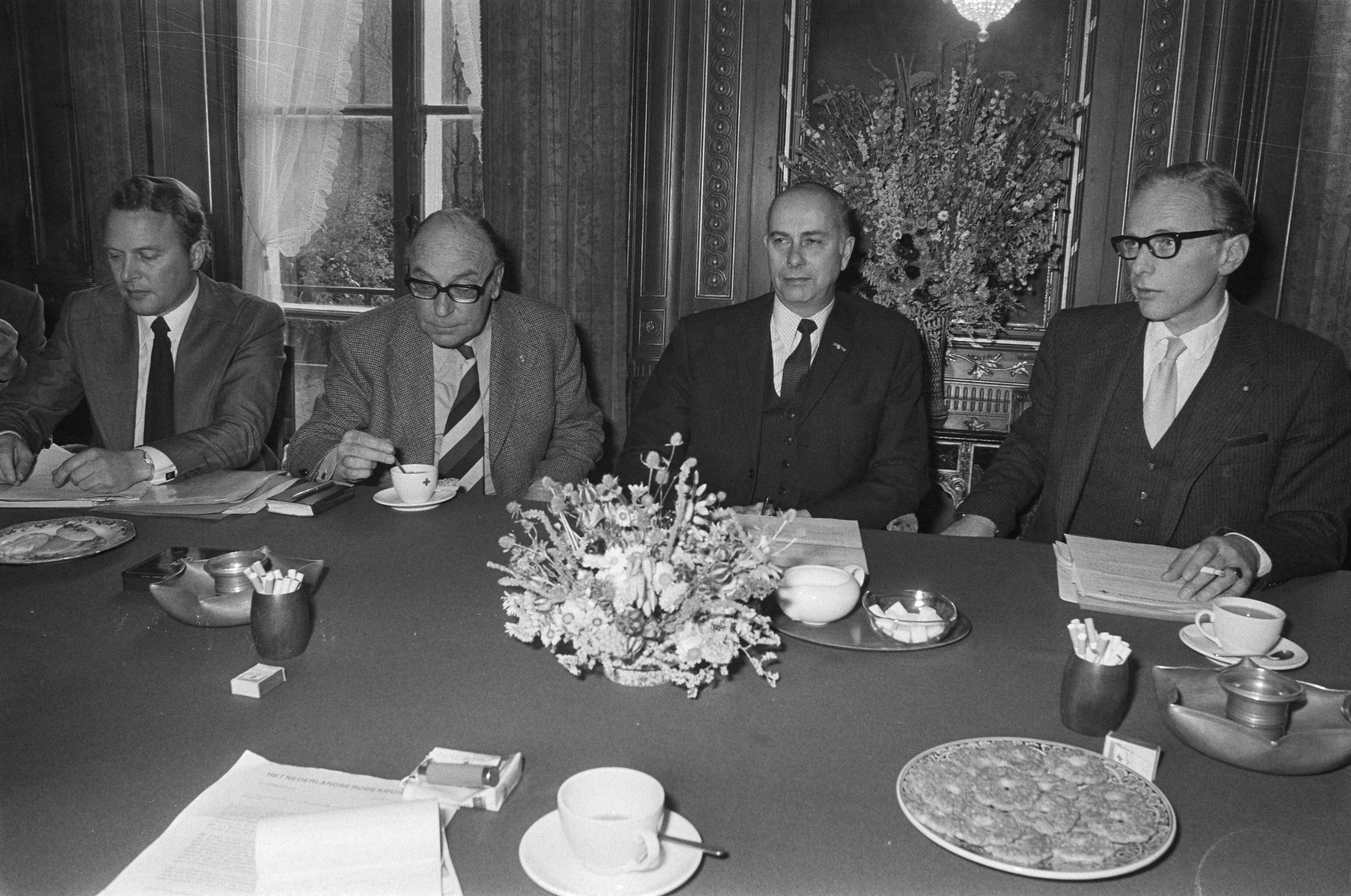 Fotocollectie Anefo — Nederlandse Rode Kruis geeft persconferentie n.a.v. berichten nalatigheid in Beilen ( Den Haag ); v.r.n.l. Asbeck, Cramwinckel, Van der Ree, De Boek / — Foto: Croes, Rob C. / Anefo. Licentie: Set B: Rechtenvrij / Publiek Domein. Bron: Nationaal Archief. http://hdl.handle.net/10648/ac798e98-d0b4-102d-bcf8-003048976d84