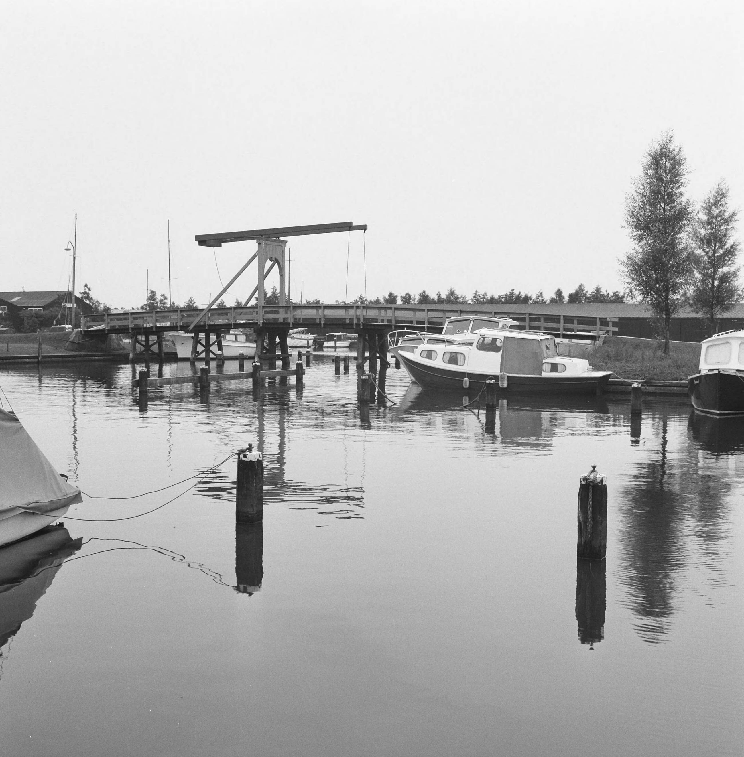 Fotocollectie Nederlandse Heidemaatschappij — Jachthaven Leeuwarden — Foto: Wüllschleger, [...] / Heidemij. Licentie: Set B: Rechtenvrij / Publiek Domein. Bron: Nationaal Archief. http://hdl.handle.net/10648/ae7a318e-d0b4-102d-bcf8-003048976d84