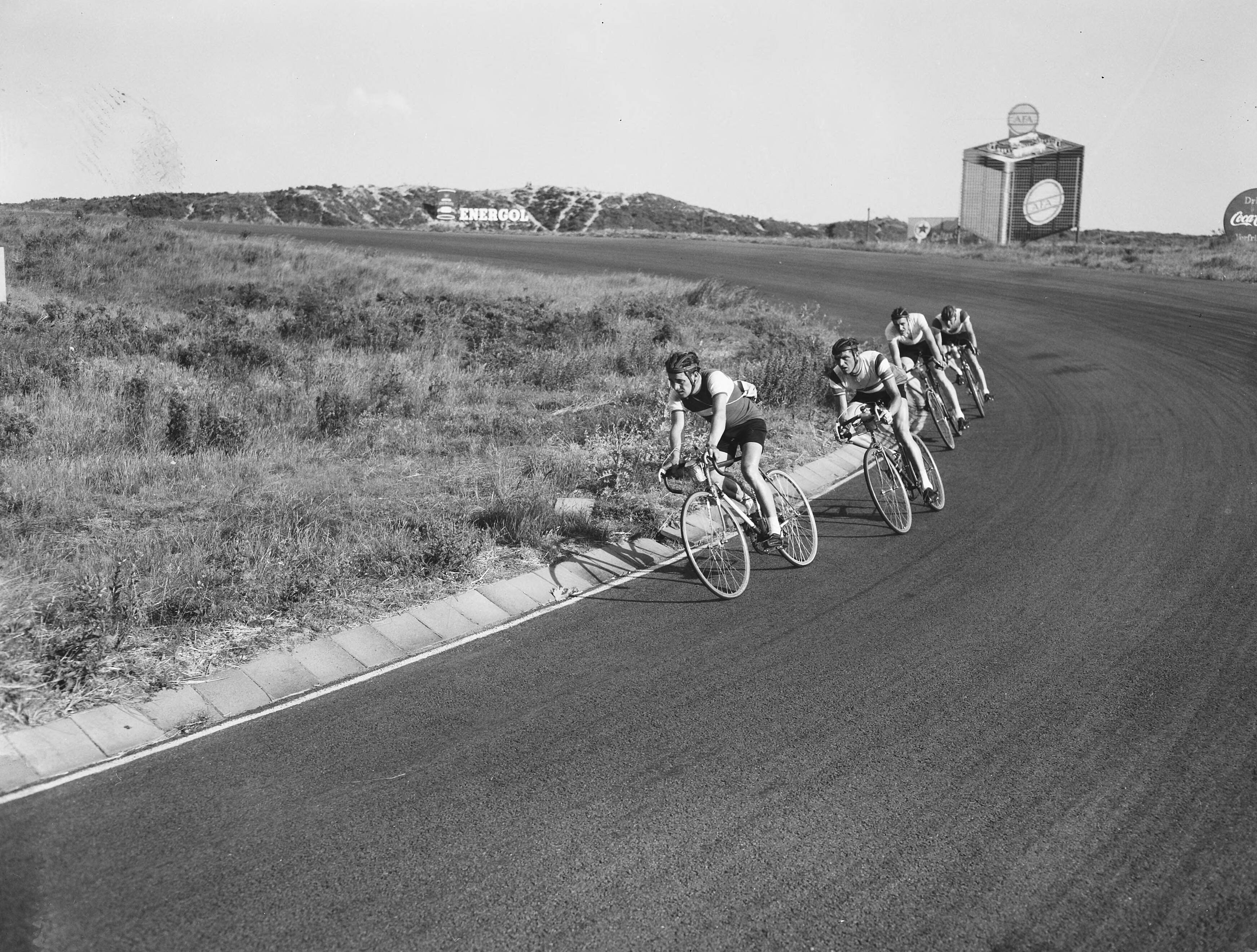 Fotocollectie Anefo — Nederlands kampioenschap wielrennen op de weg voor amateur op het circuit van Zandvoort. Winnaar Schalk Verhoef uit Rotterdam. De kopgroep bestaand euit Adri van Steenselen, Mattie van den Heuvel, Jan van Vliet en de latere winnaar Schalk Verhoef (op derde plaats in de groep) — Foto: Noske, J.D. / Anefo. Licentie: Set B: Rechtenvrij / Publiek Domein. Bron: Nationaal Archief. http://hdl.handle.net/10648/a9380502-d0b4-102d-bcf8-003048976d84