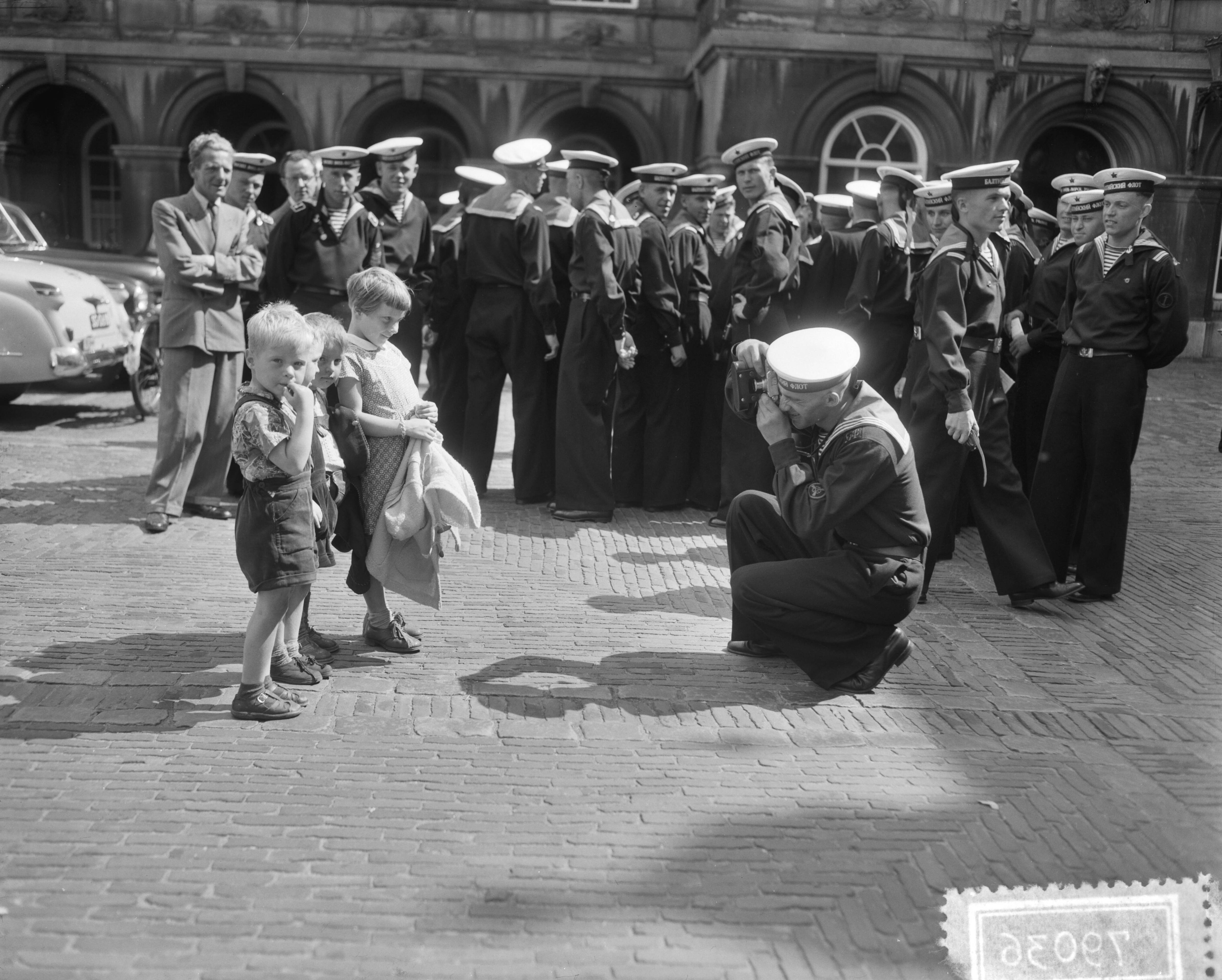 Fotocollectie Anefo — Russisch vlootbezoek. Bemanning te Den Haag — Foto: Pot, Harry / Anefo. Licentie: Set B: Rechtenvrij / Publiek Domein. Bron: Nationaal Archief. http://hdl.handle.net/10648/a94c1150-d0b4-102d-bcf8-003048976d84
