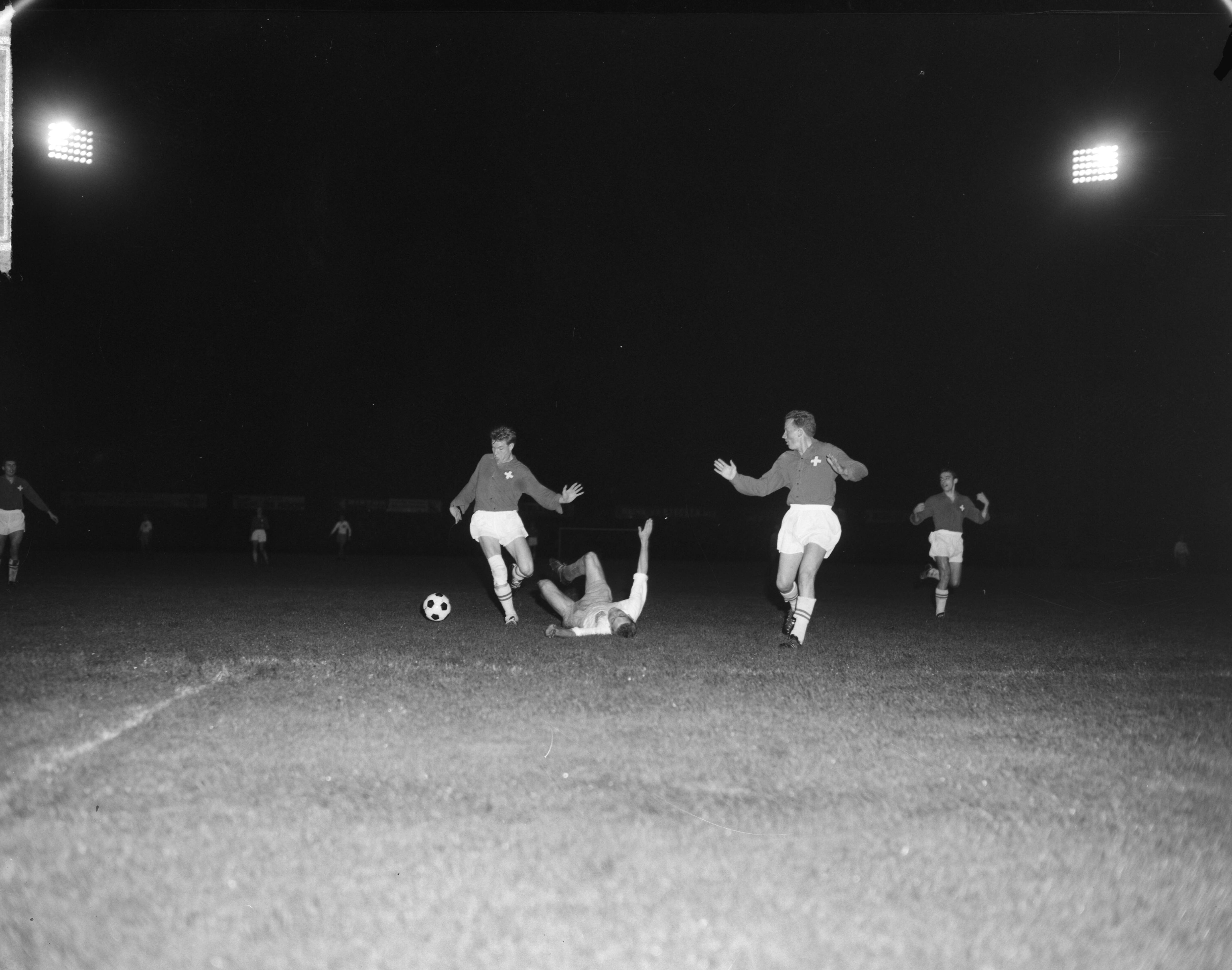Fotocollectie Anefo — Voetbal. Nederland (zaterdagmiddagamateurs) tegen Zwitserland 4-3. Spelmoment — Foto: Bilsen, Joop van / Anefo. Licentie: Set B: Rechtenvrij / Publiek Domein. Bron: Nationaal Archief. http://hdl.handle.net/10648/aa48000a-d0b4-102d-bcf8-003048976d84