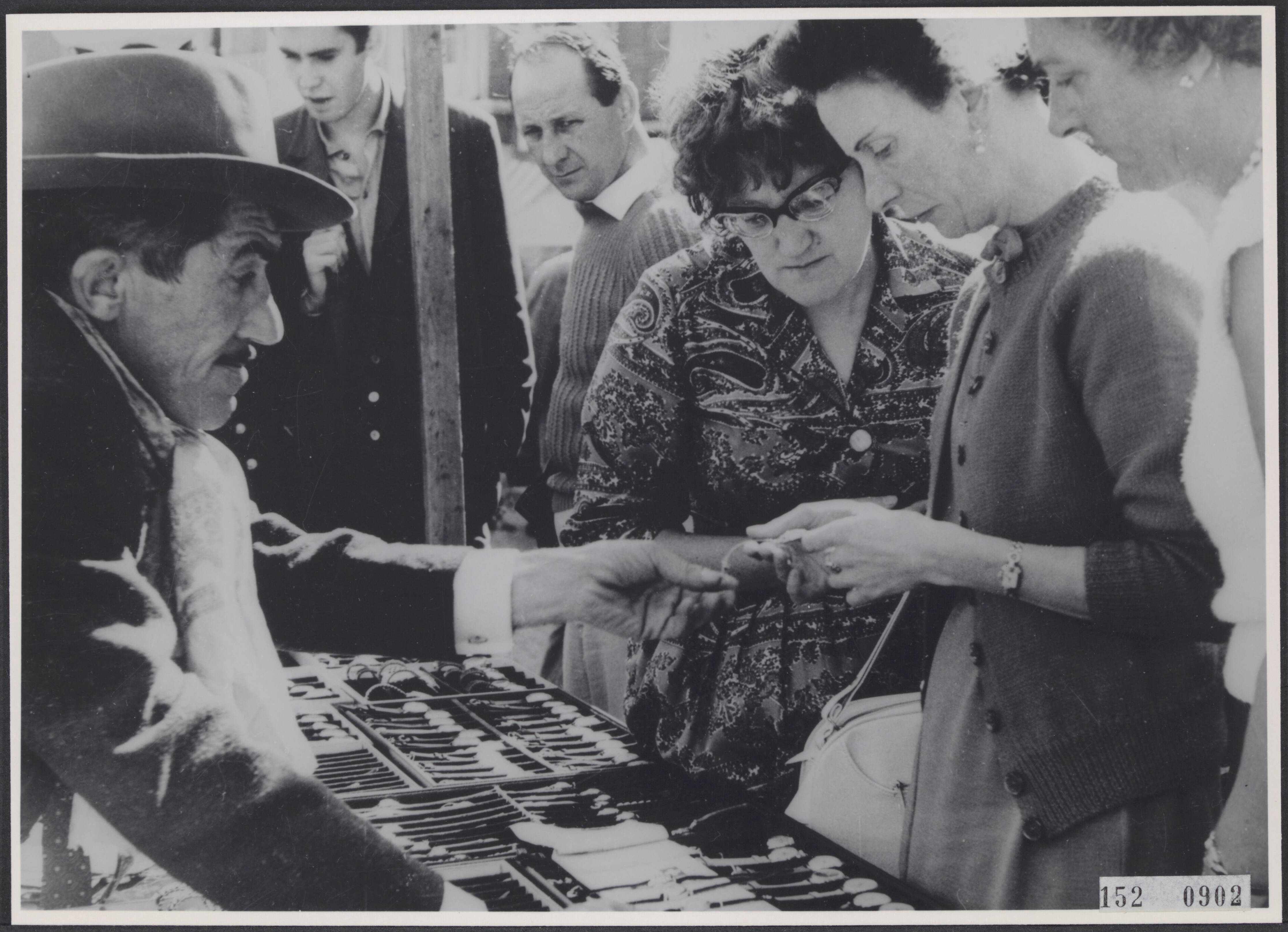 Fotocollectie Rijksvoorlichtingsdienst Eigen — Markt te Middelburg — Foto: Rousel (repro) / RVD. Licentie: Set B: Rechtenvrij / Publiek Domein. Bron: Nationaal Archief. http://hdl.handle.net/10648/af7a17ca-d0b4-102d-bcf8-003048976d84