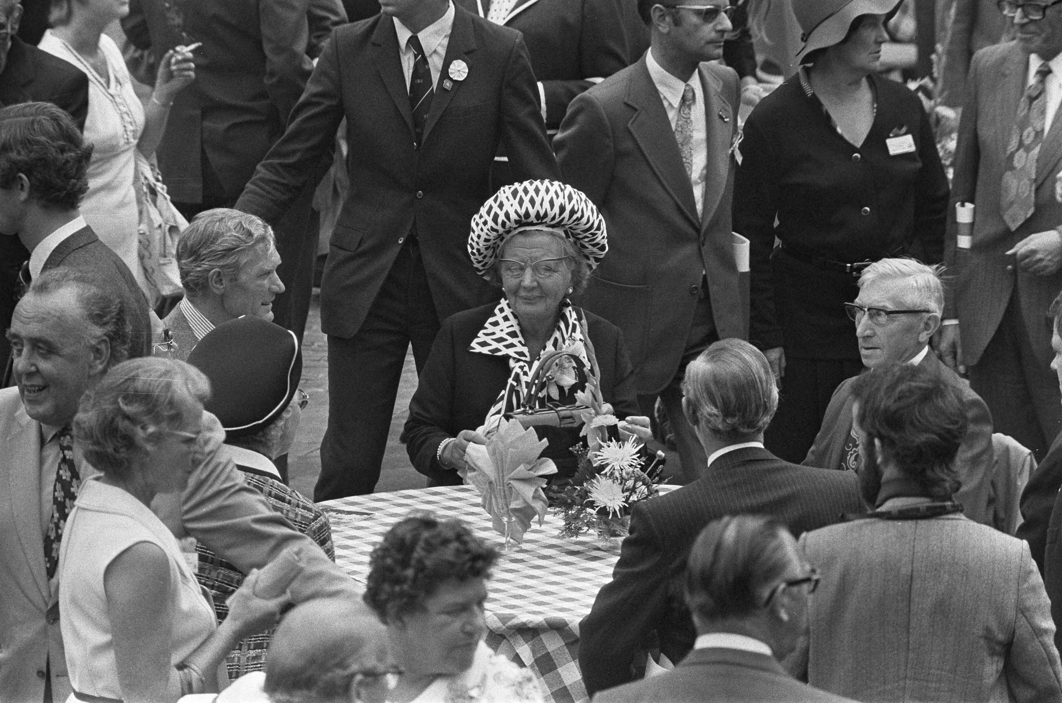 Fotocollectie Anefo — Viering Zilveren Regeringsjubileum van Koningin Juliana in Den Haag , Hare Majesteit tijdens koffiemaaltijd, drinkt — Foto: Mieremet, Rob / Anefo. Licentie: Set B: Rechtenvrij / Publiek Domein. Bron: Nationaal Archief. http://hdl.handle.net/10648/ac363d6e-d0b4-102d-bcf8-003048976d84
