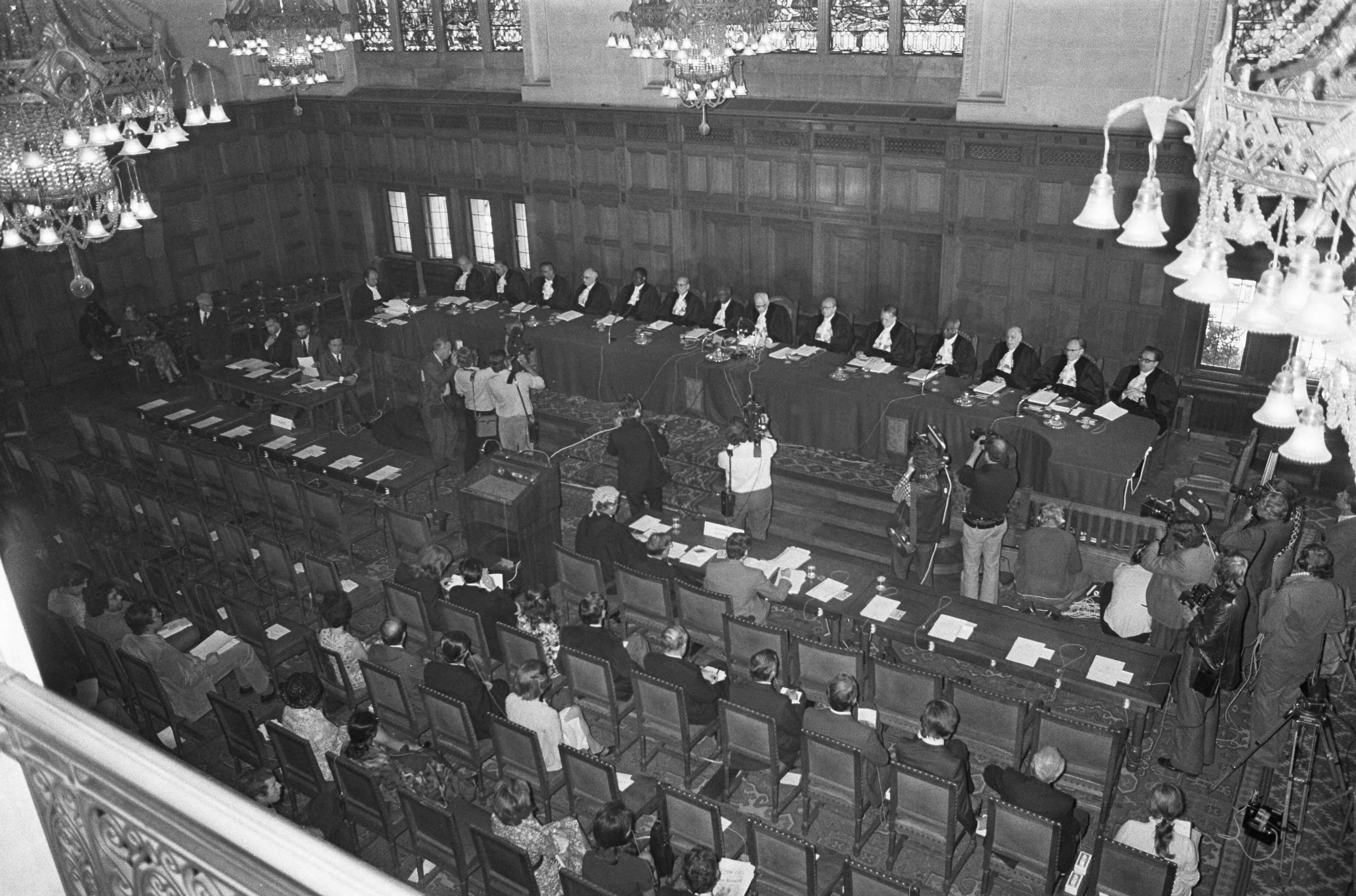 Fotocollectie Anefo — Internationaal Hof van Justitie te Den Haag doet uitspraak over klacht van Australie i.v.m. Franse kernproeven, overzicht — Foto: Peters, Hans / Anefo. Licentie: Set B: Rechtenvrij / Publiek Domein. Bron: Nationaal Archief. http://hdl.handle.net/10648/ac2fd5e6-d0b4-102d-bcf8-003048976d84