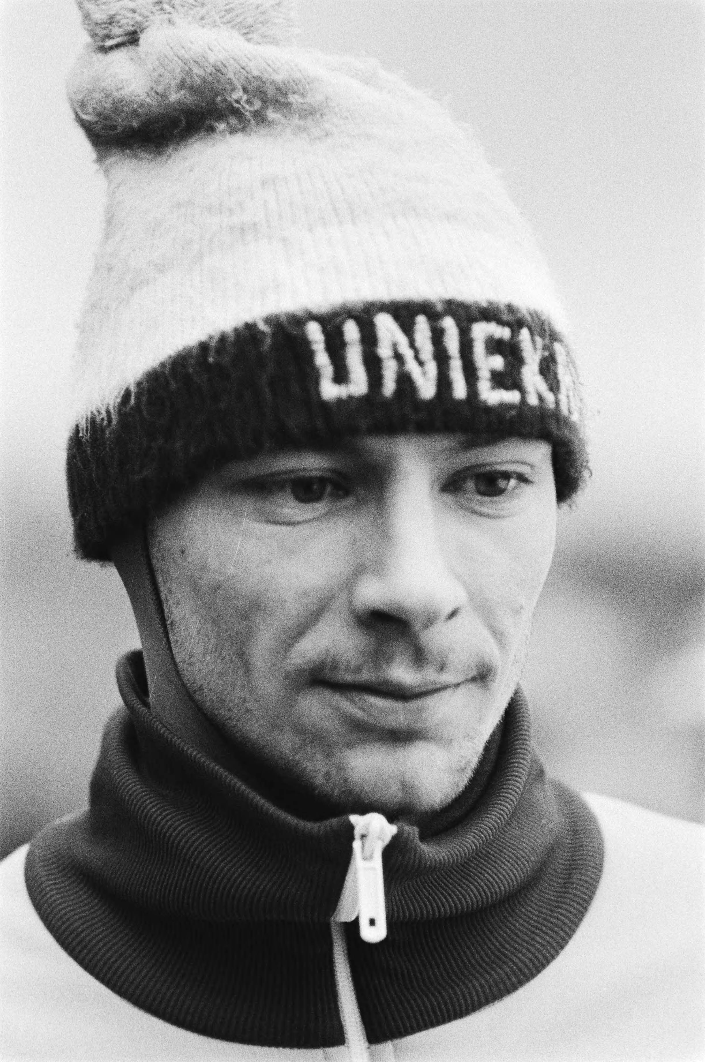 Fotocollectie Anefo — Nederlandse kampioenschappen schaatsen heren allround in Den Haag. Kampioen Hilbert van der Duim — Foto: Suyk, Koen / Anefo. Licentie: Set B: Rechtenvrij / Publiek Domein. Bron: Nationaal Archief. http://hdl.handle.net/10648/acd7abcc-d0b4-102d-bcf8-003048976d84