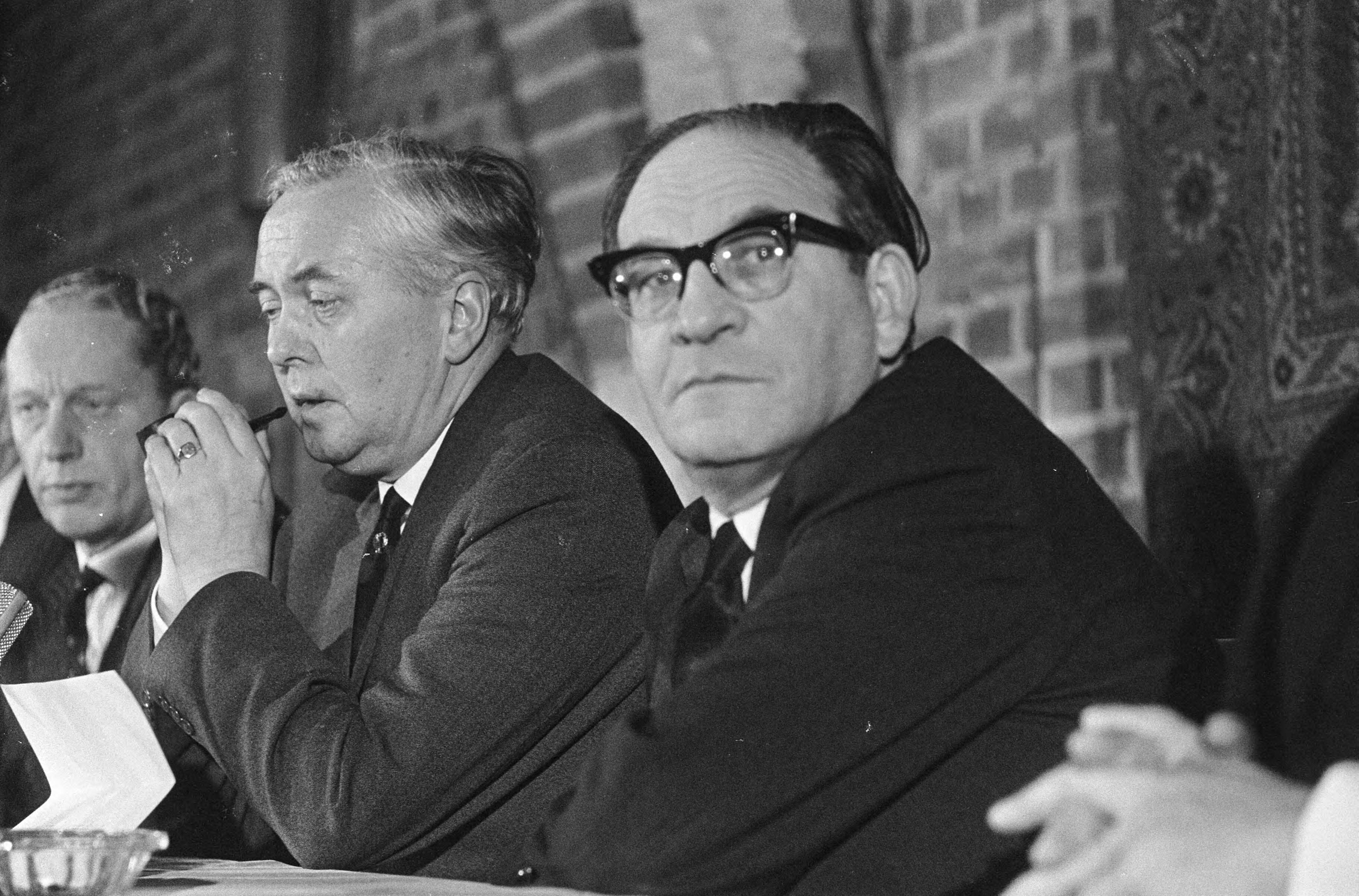 Fotocollectie Anefo — Premier Wilson gaf persconferentie na bespreking in Den Haag , Wilson en onderminister Mulley — Foto: Koch, Eric / Anefo. Licentie: Set B: Rechtenvrij / Publiek Domein. Bron: Nationaal Archief. http://hdl.handle.net/10648/ab114dd4-d0b4-102d-bcf8-003048976d84