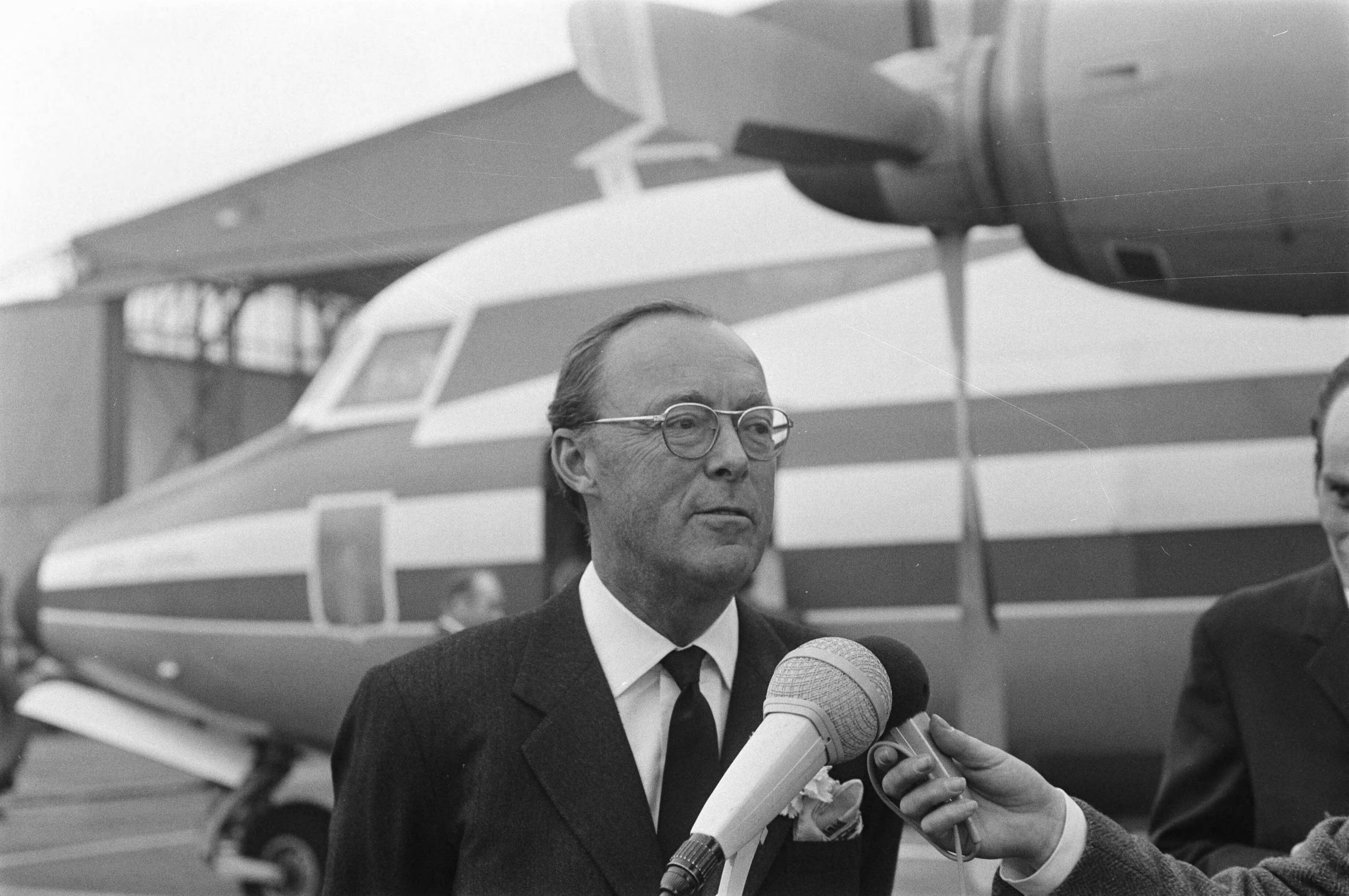 Prins Bernhard arriveert op Soesterberg na een reis naar het Verre Oosten — Prins Bernhard staat journalisten te woord — Foto: Mieremet, Rob / Anefo. Licentie: Set B: Rechtenvrij / Publiek Domein. Bron: Nationaal Archief. http://hdl.handle.net/10648/ab93b6d4-d0b4-102d-bcf8-003048976d84