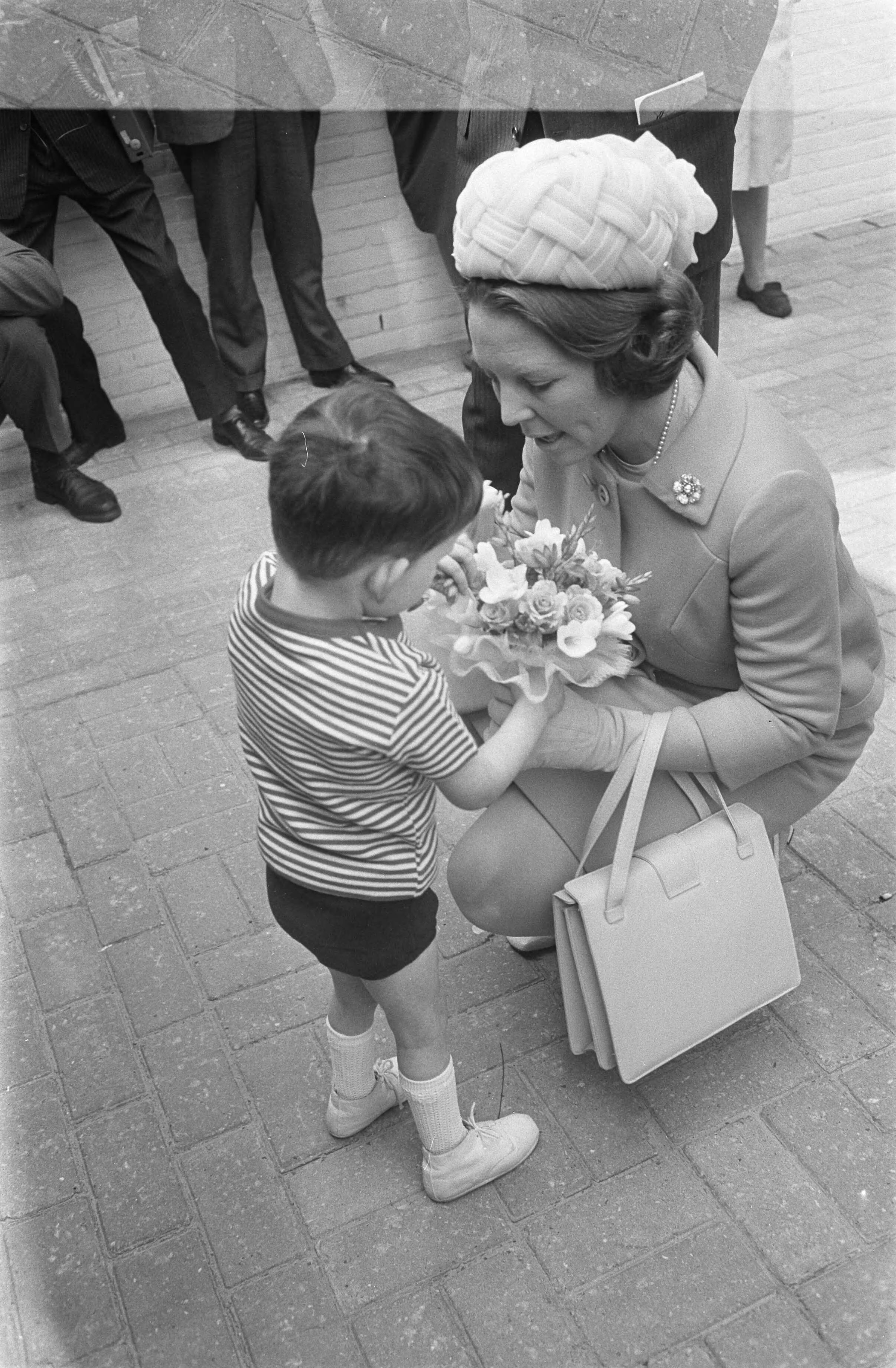 Fotocollectie Anefo — HKH Prinses Beatrix opent kleuterhuis van de Krabbenboss en geeft het de naam Prins Willem Alexander huis te Bre Pr. Beatrix kreeg bloemen van Jantje Dufkues / — Foto: Koch, Eric / Anefo. Licentie: Set B: Rechtenvrij / Publiek Domein. Bron: Nationaal Archief. http://hdl.handle.net/10648/ab6796b2-d0b4-102d-bcf8-003048976d84