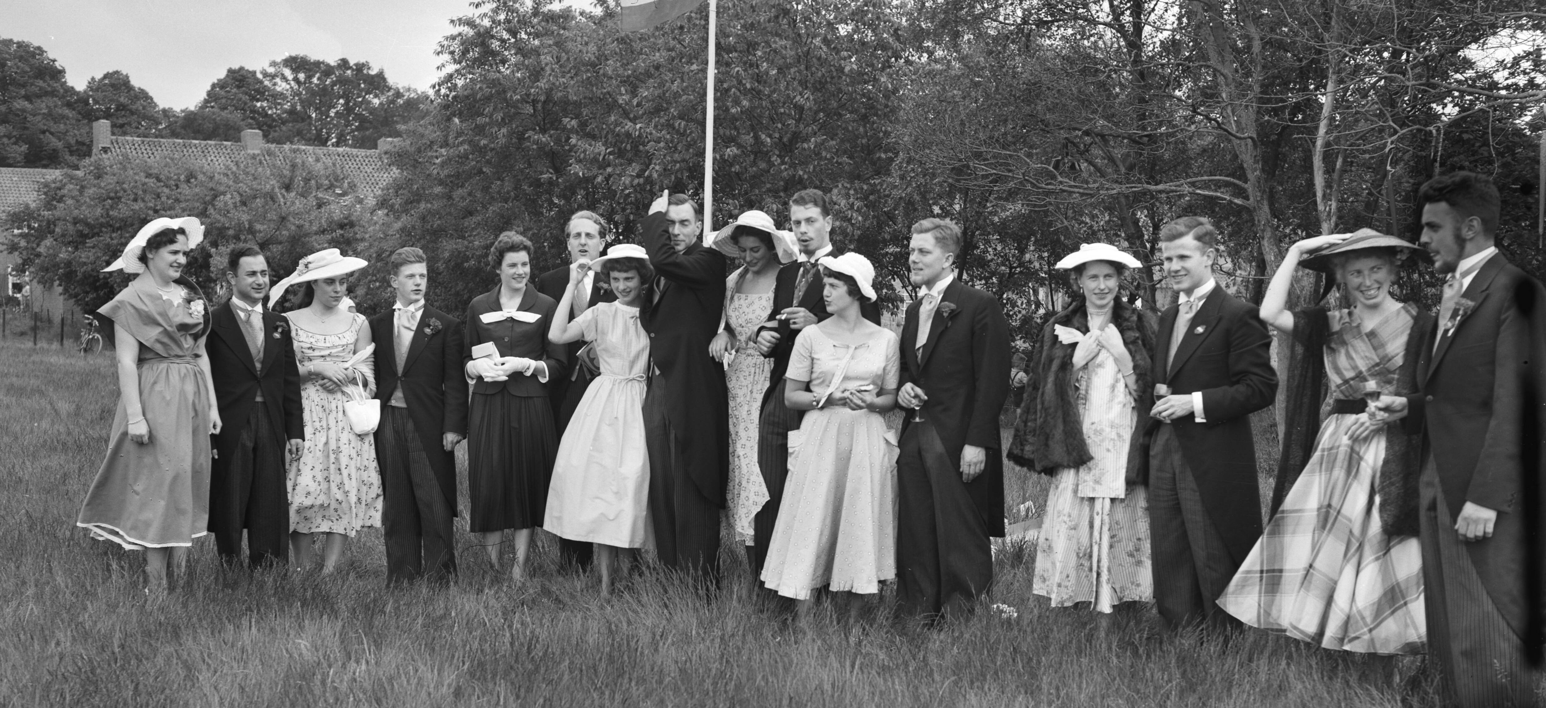 Lustrum USC Utrecht (1956) — Lustrum USC. Groepen op Lage Vuursche — Foto: Rossem, Wim van / Anefo. Licentie: Set B: Rechtenvrij / Publiek Domein. Bron: Nationaal Archief. http://hdl.handle.net/10648/a94b2466-d0b4-102d-bcf8-003048976d84