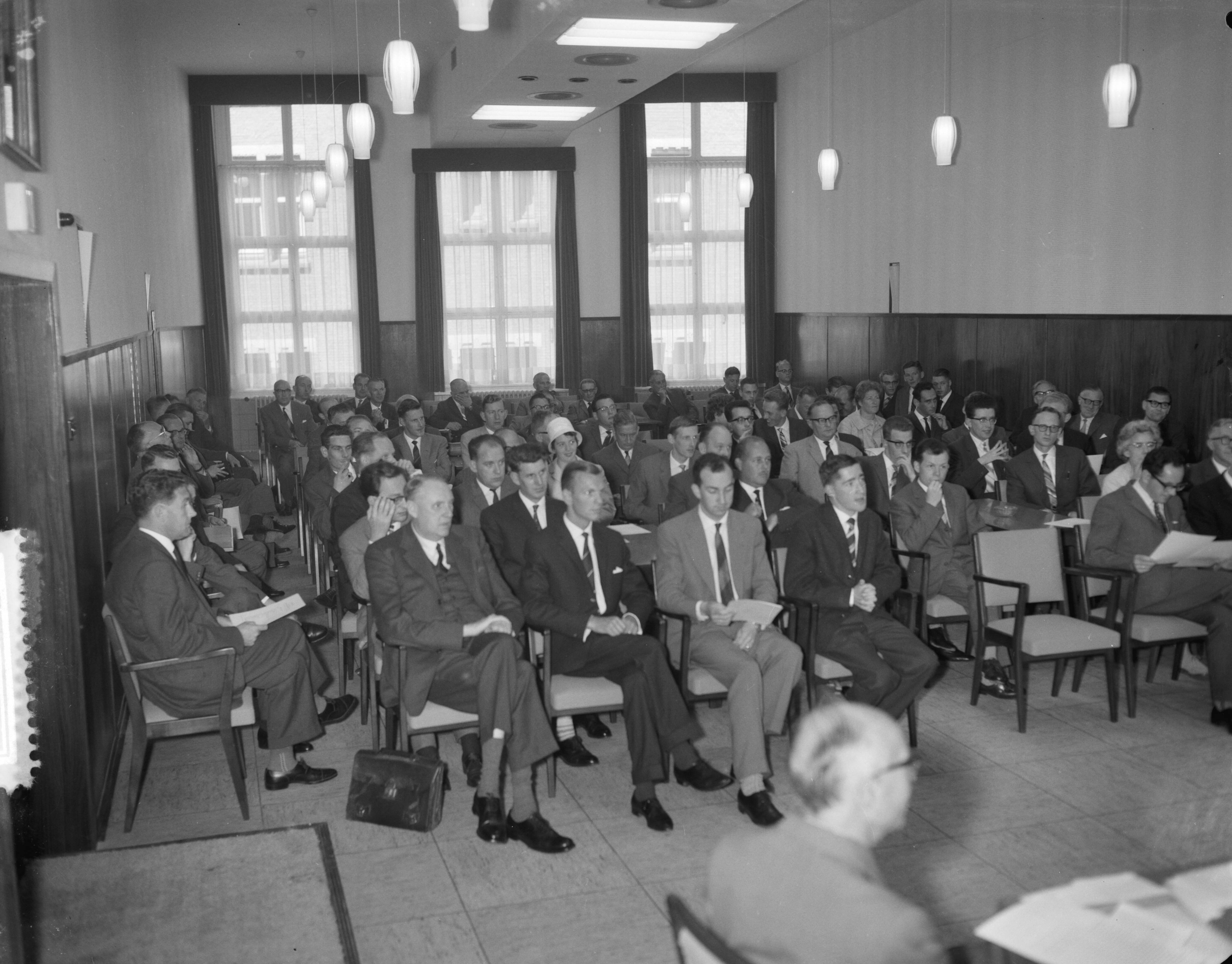 Fotocollectie Anefo — Stichting Bankstudies aan de Koninginnegracht 101 Den Haag. Uitreiking diploma's (opdracht) — Foto: Bilsen, Joop van / Anefo. Licentie: Set B: Rechtenvrij / Publiek Domein. Bron: Nationaal Archief. http://hdl.handle.net/10648/a9ddb970-d0b4-102d-bcf8-003048976d84