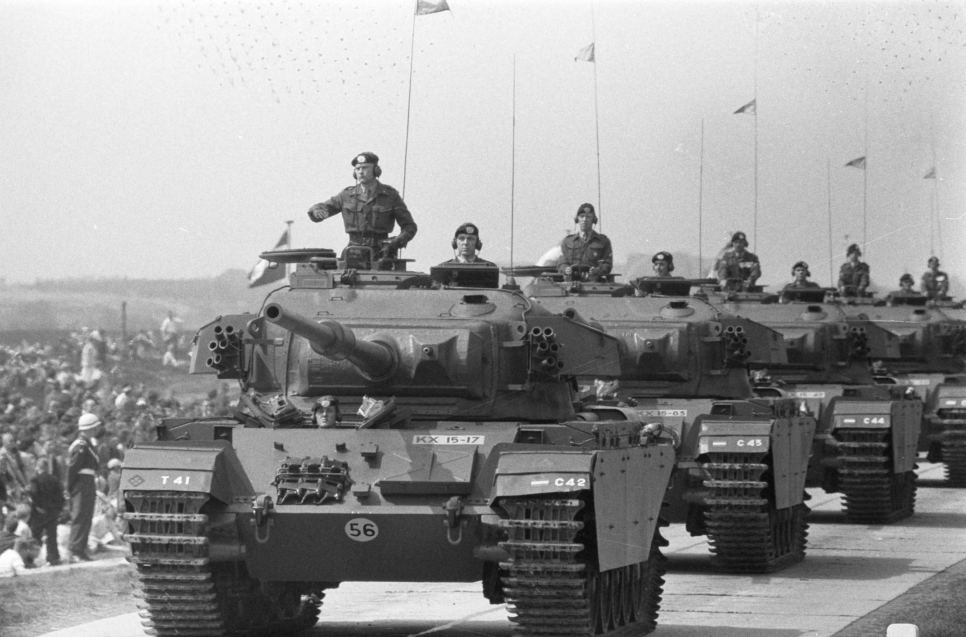 Fotocollectie Anefo — Militaire parade bij Ede voor koningin Juliana en prins Bernhard. Centurion-tanks — Foto: Pot, Harry / Anefo. Licentie: Set B: Rechtenvrij / Publiek Domein. Bron: Nationaal Archief. http://hdl.handle.net/10648/a9ae08e2-d0b4-102d-bcf8-003048976d84