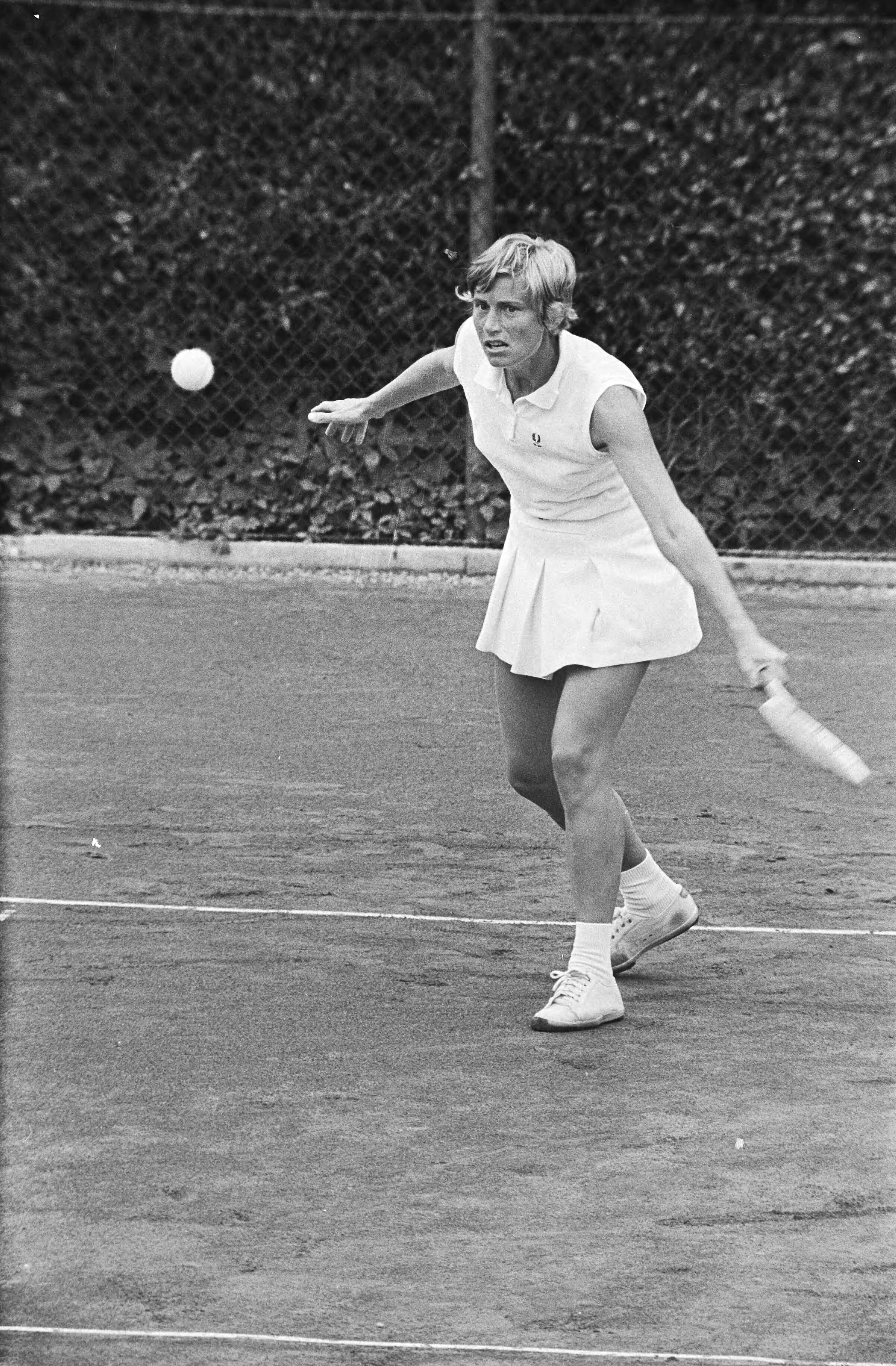 Fotocollectie Anefo — Internationale tenniskampioenschappen bij Melkhuisje te Hilversum, Trudy Walhof in actie — Foto: Mieremet, Rob / Anefo. Licentie: Set B: Rechtenvrij / Publiek Domein. Bron: Nationaal Archief. http://hdl.handle.net/10648/abc80100-d0b4-102d-bcf8-003048976d84