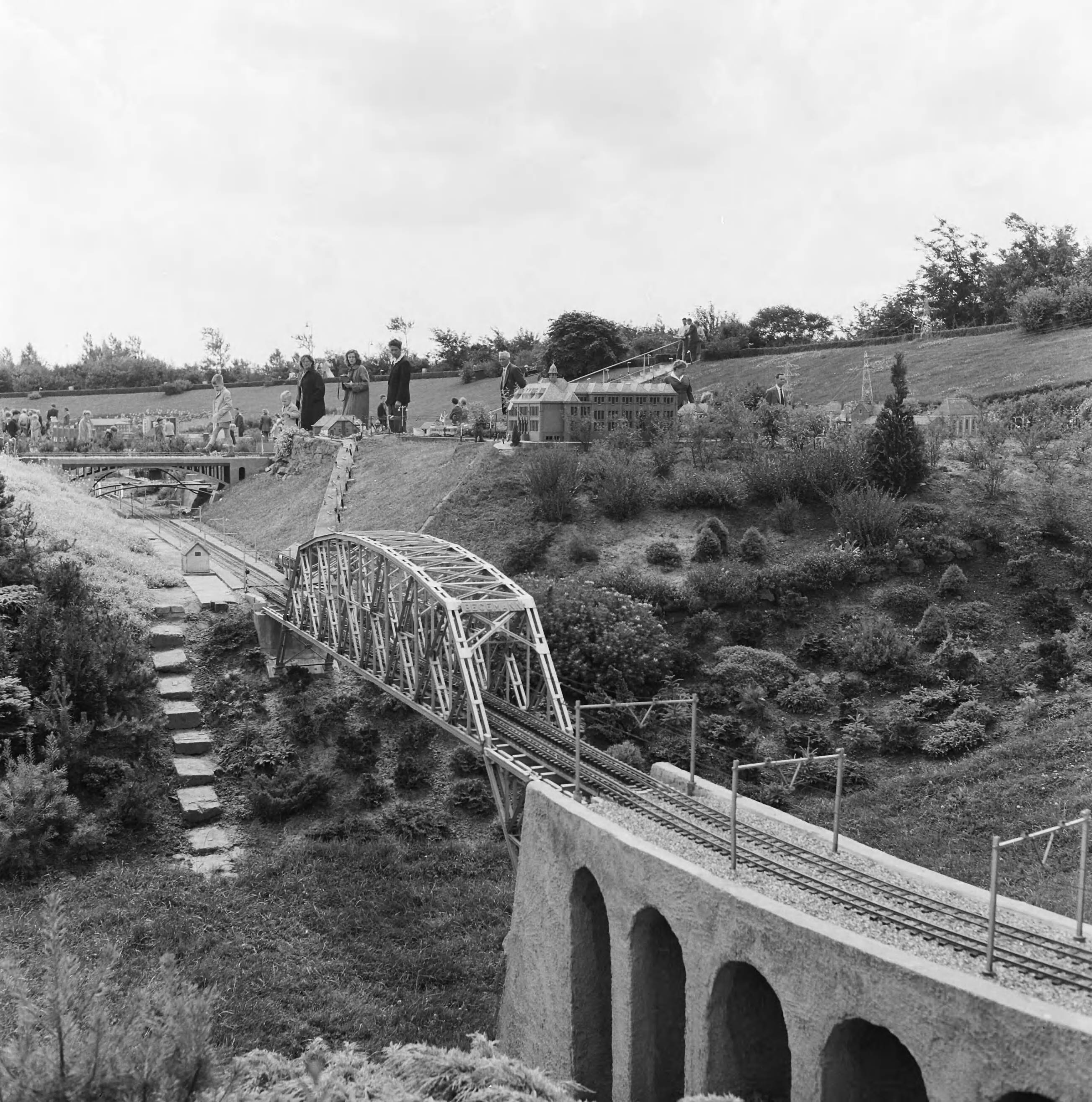 Fotocollectie Nederlandse Heidemaatschappij — Detail Madurodam - Den Haag [Spoorbrug] — Foto: Eyssen, [...] / Heidemij. Licentie: Set B: Rechtenvrij / Publiek Domein. Bron: Nationaal Archief. http://hdl.handle.net/10648/ae7ecb54-d0b4-102d-bcf8-003048976d84