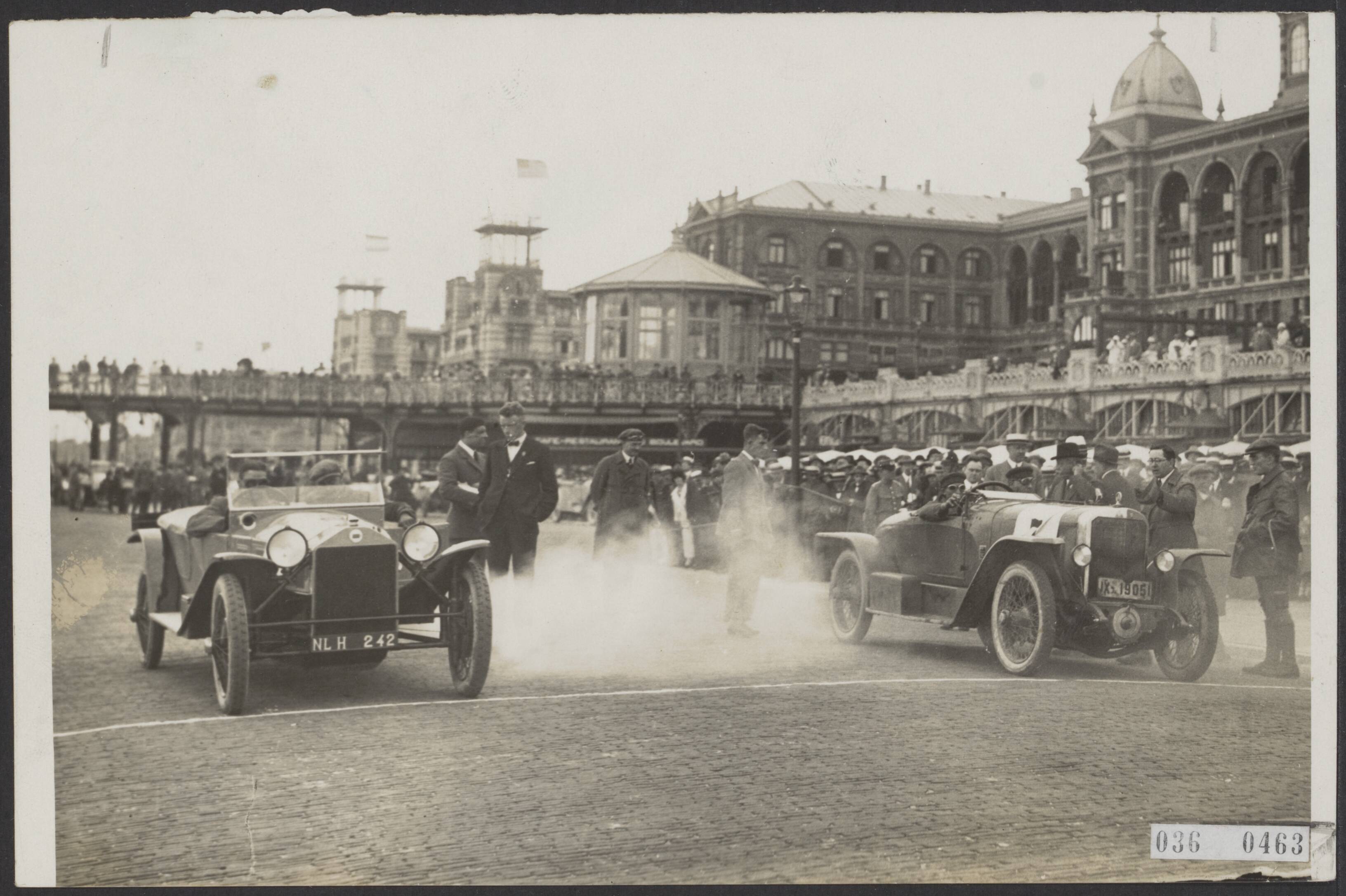 Fotocollectie Elsevier Binnenland — [Concours d'elegance en snelheidsrace's voor automobielen op de Boulevard te Scheveningen].[Twee auto's staan met draaiende motoren klaar aan een startlijn op de boulevard van Scheveningen voor het Kurhaus] — Foto: N.V. Vereenigde Fotobureaux. Licentie: Set B: Rechtenvrij / Publiek Domein. Bron: Nationaal Archief. http://hdl.handle.net/10648/adec7b82-d0b4-102d-bcf8-003048976d84