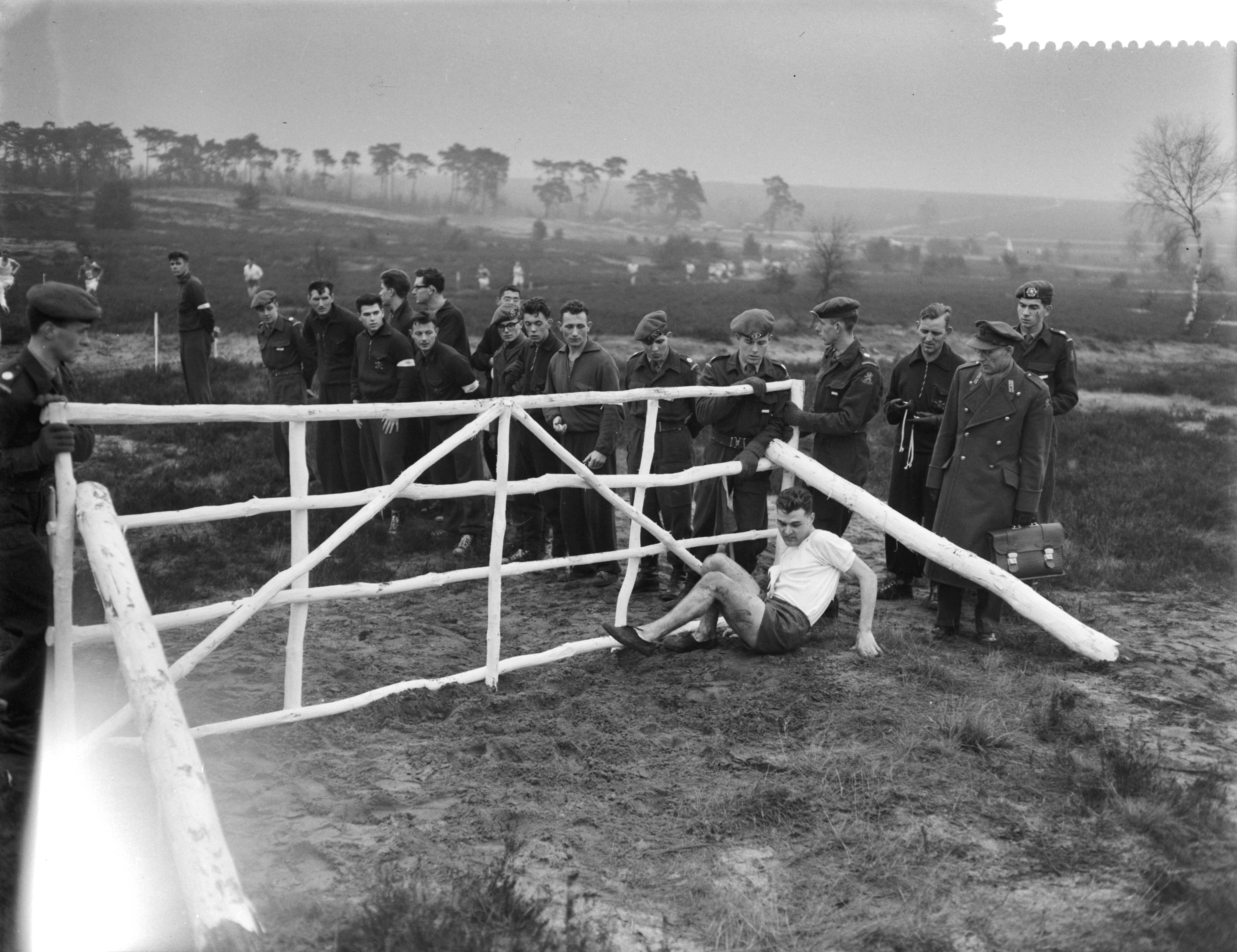 Fotocollectie Anefo — Nationale militaire crosscountry op de heide bij Ede. Een deelnemer is gevallen na het nemen van een hindernis — Foto: Rossem, Wim van / Anefo. Licentie: Set B: Rechtenvrij / Publiek Domein. Bron: Nationaal Archief. http://hdl.handle.net/10648/a98a59b0-d0b4-102d-bcf8-003048976d84