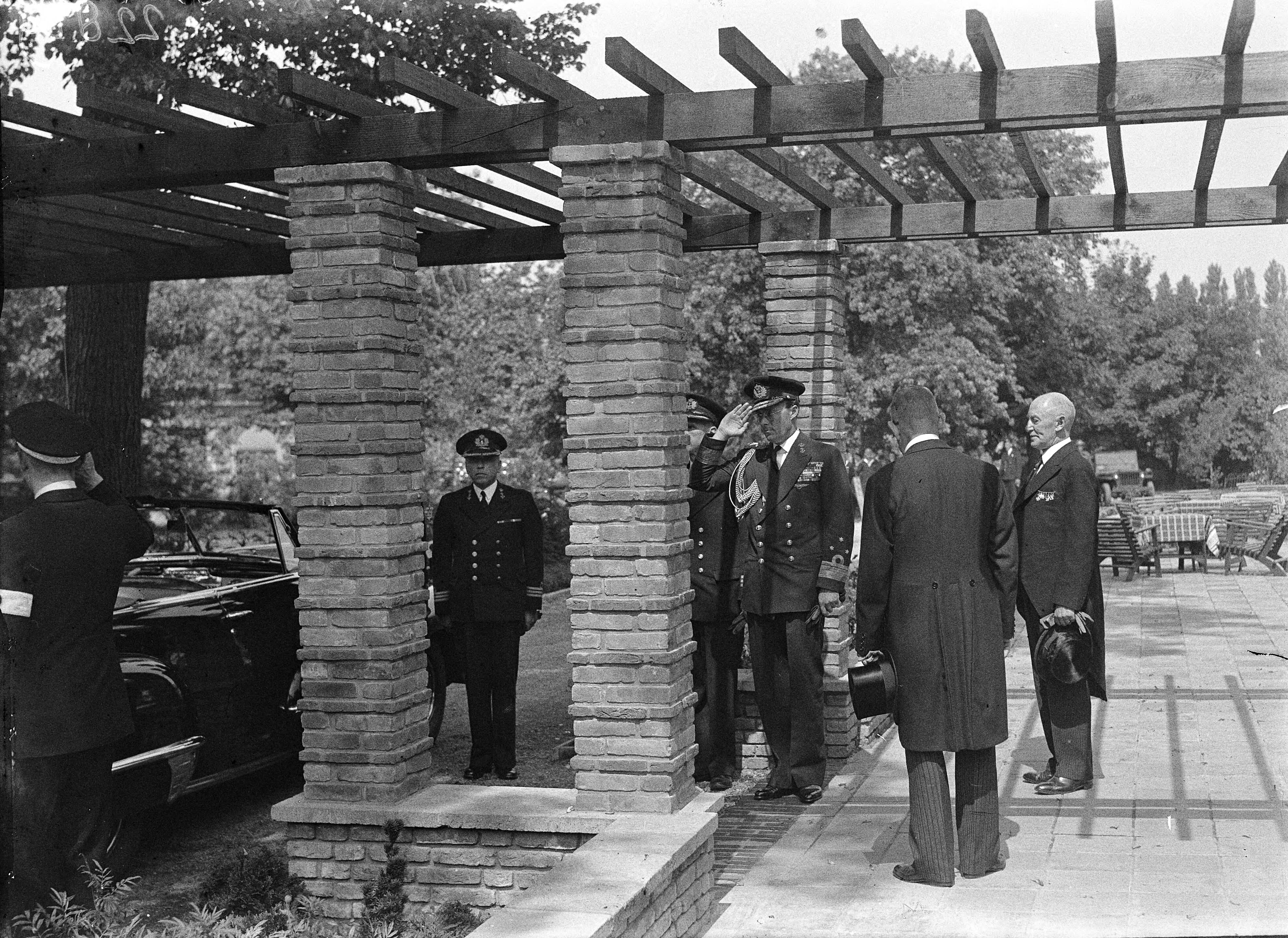 Opening marinetentoonstelling in de Dierentuin te Den Haag door prins Bernhard — Aankomst Prins Bernhard — Foto: Sagers, Harry / Anefo. Licentie: Set B: Rechtenvrij / Publiek Domein. Bron: Nationaal Archief. http://hdl.handle.net/10648/a8aaf25c-d0b4-102d-bcf8-003048976d84